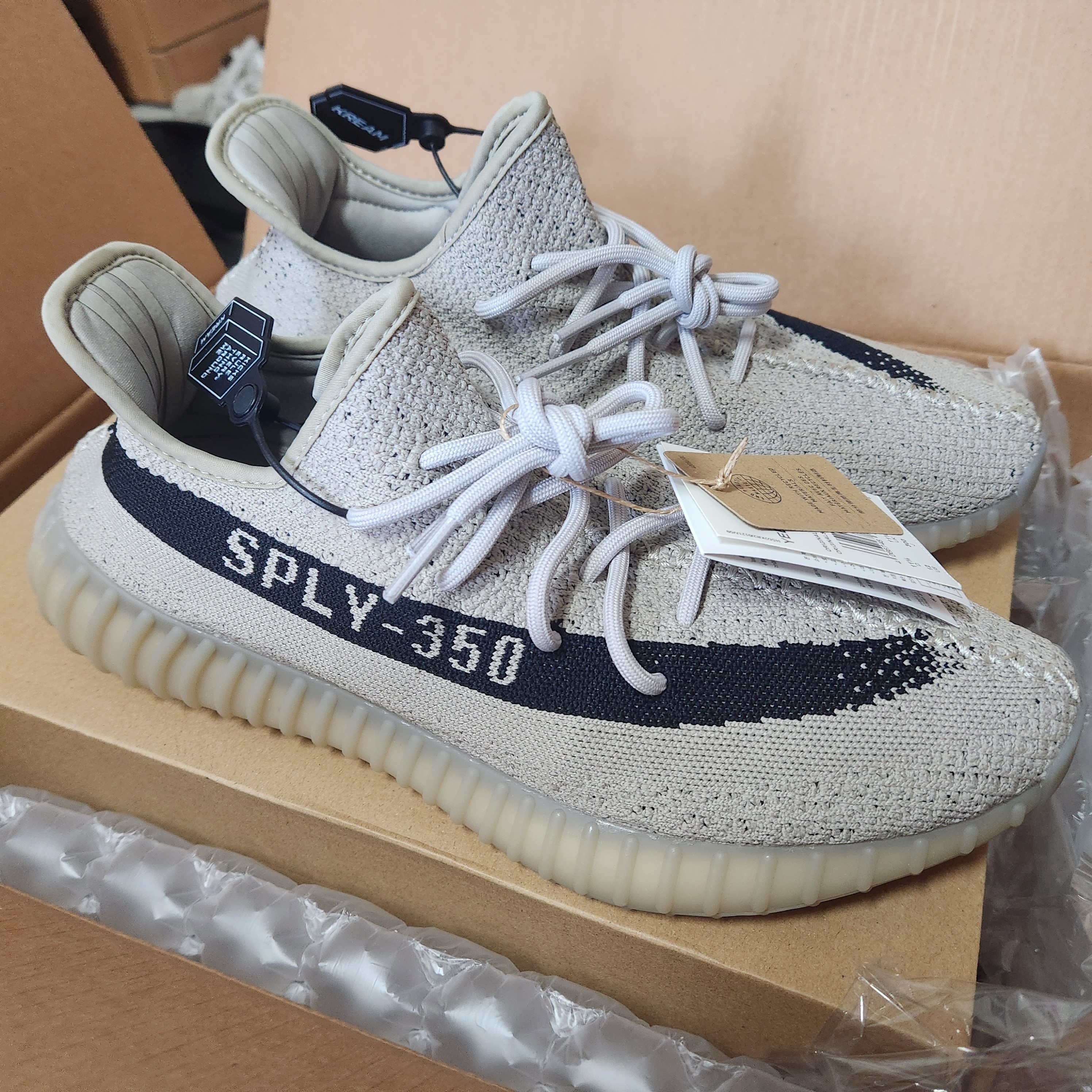 Adidas Yeezy Boost 350 V2 Slate Core Black 2022/2023 착용 스타일 - 2