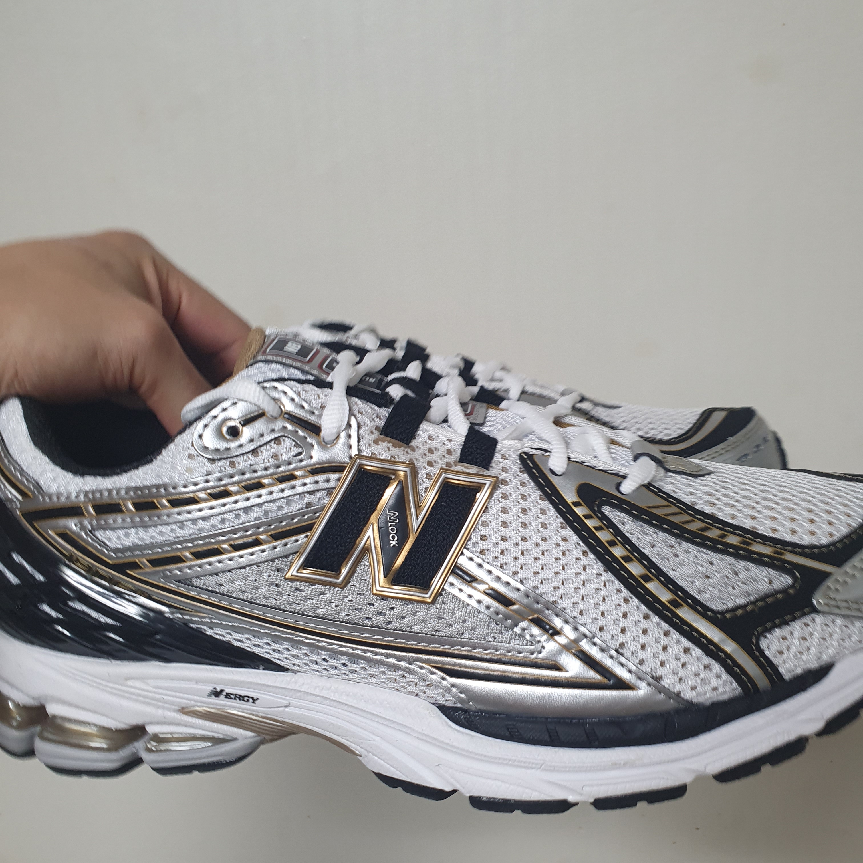 New Balance 1906R White Gold 착용 스타일 - 1