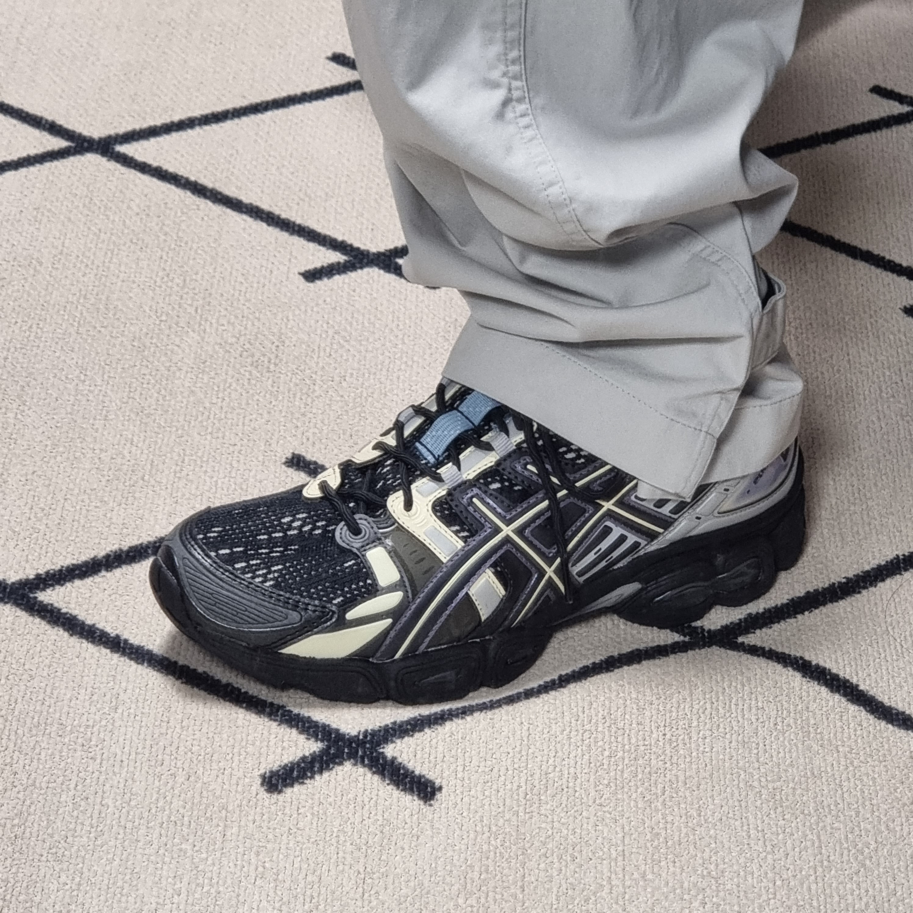 Asics UB5-S Gel-Nimbus 9 Black Gunmetal 착용 스타일 - 1