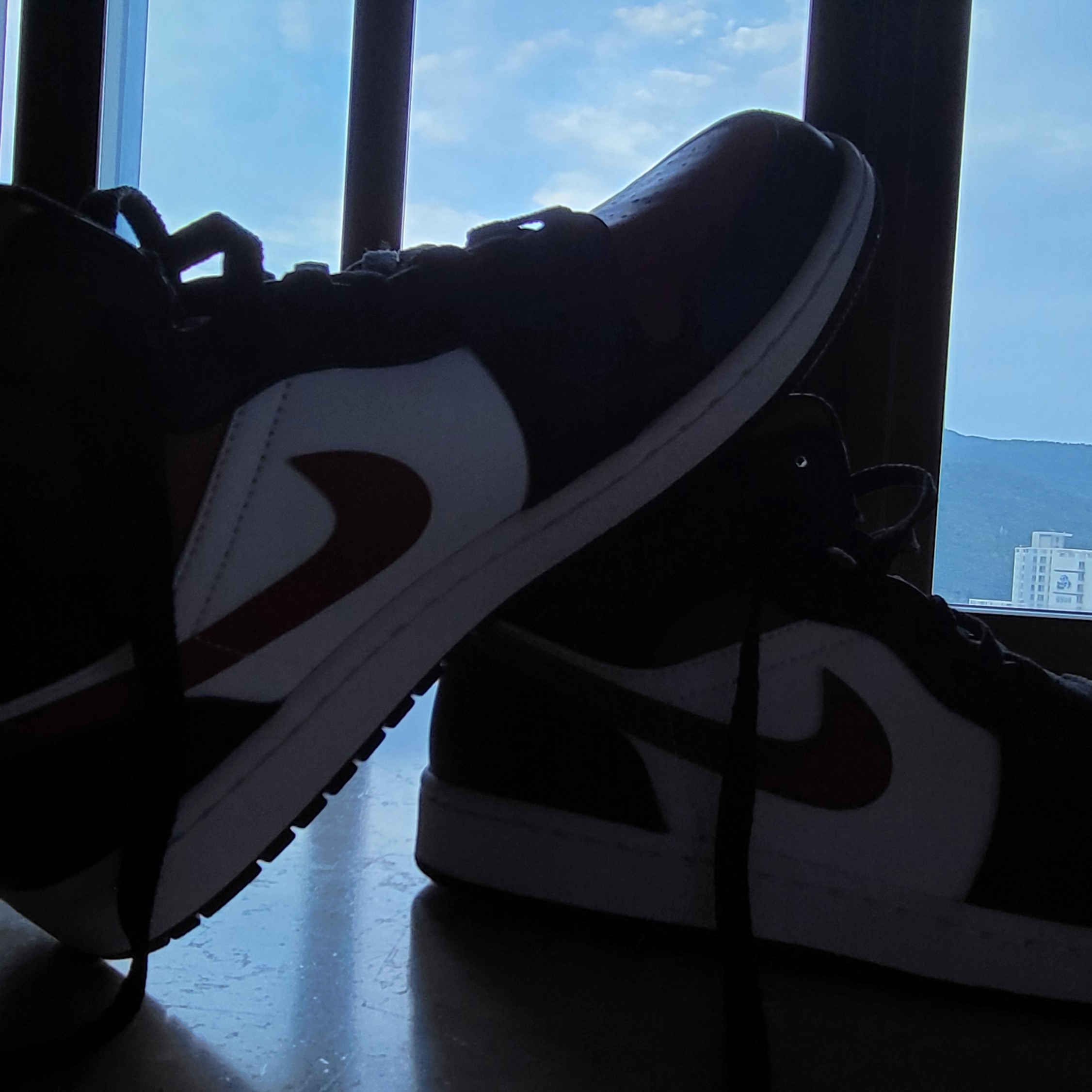 Jordan 1 Mid Black Fire Red 착용 스타일