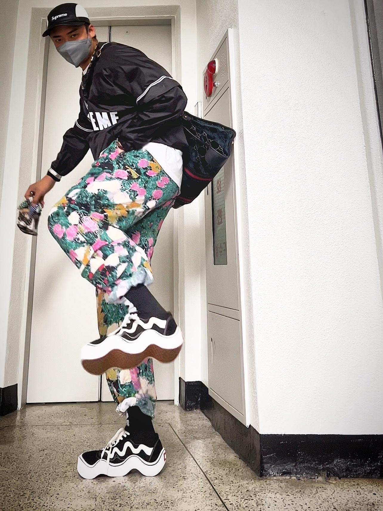 Supreme Snap-Off Sleeve L/S Baseball Top Black - 22SS, Supreme x The North Face Bandana T-Shirt White - 22SS 착용 스타일 - 1