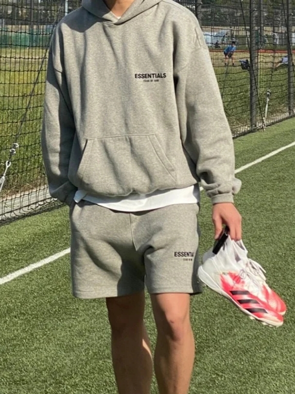 Essentials The Core Collection Hoodie Dark Oatmeal, Essentials The Core Collection Sweatshorts Dark Oatmeal 착용 스타일 - 1