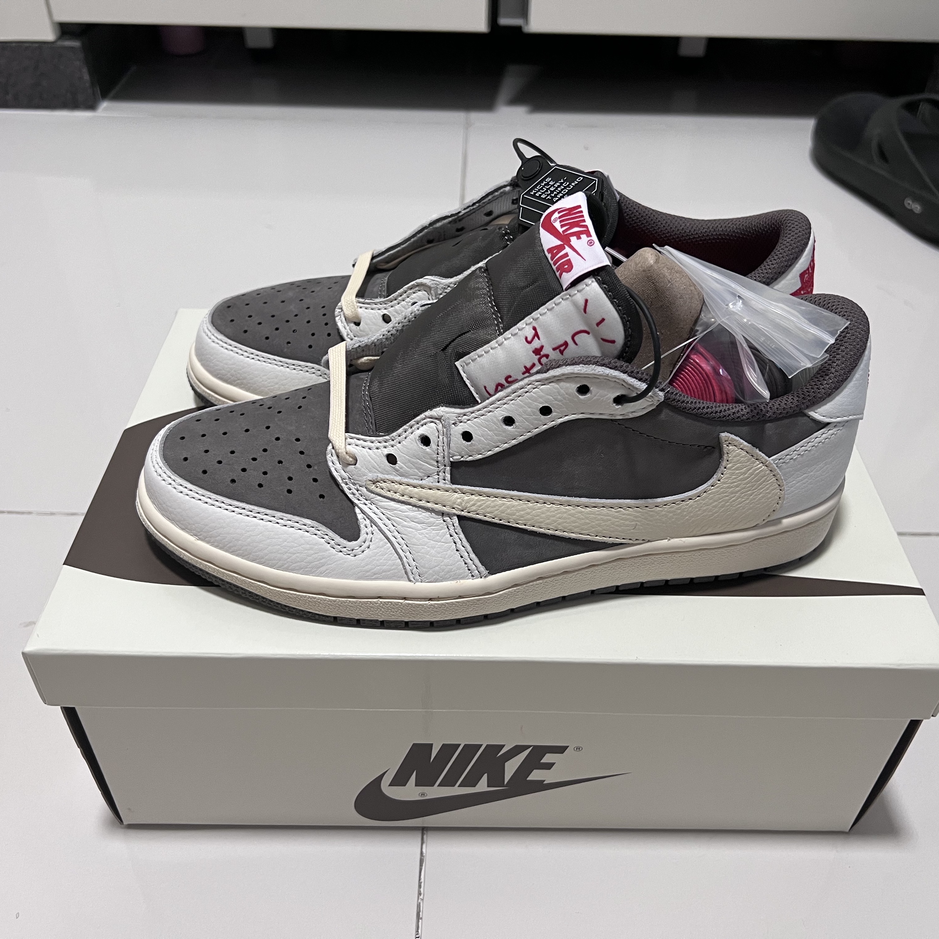 Jordan 1 x Travis Scott Retro Low OG SP Sail and Ridgerock, Jordan 1 x Travis Scott x Fragment Retro Low OG SP Military Blue 착용 스타일 - 1