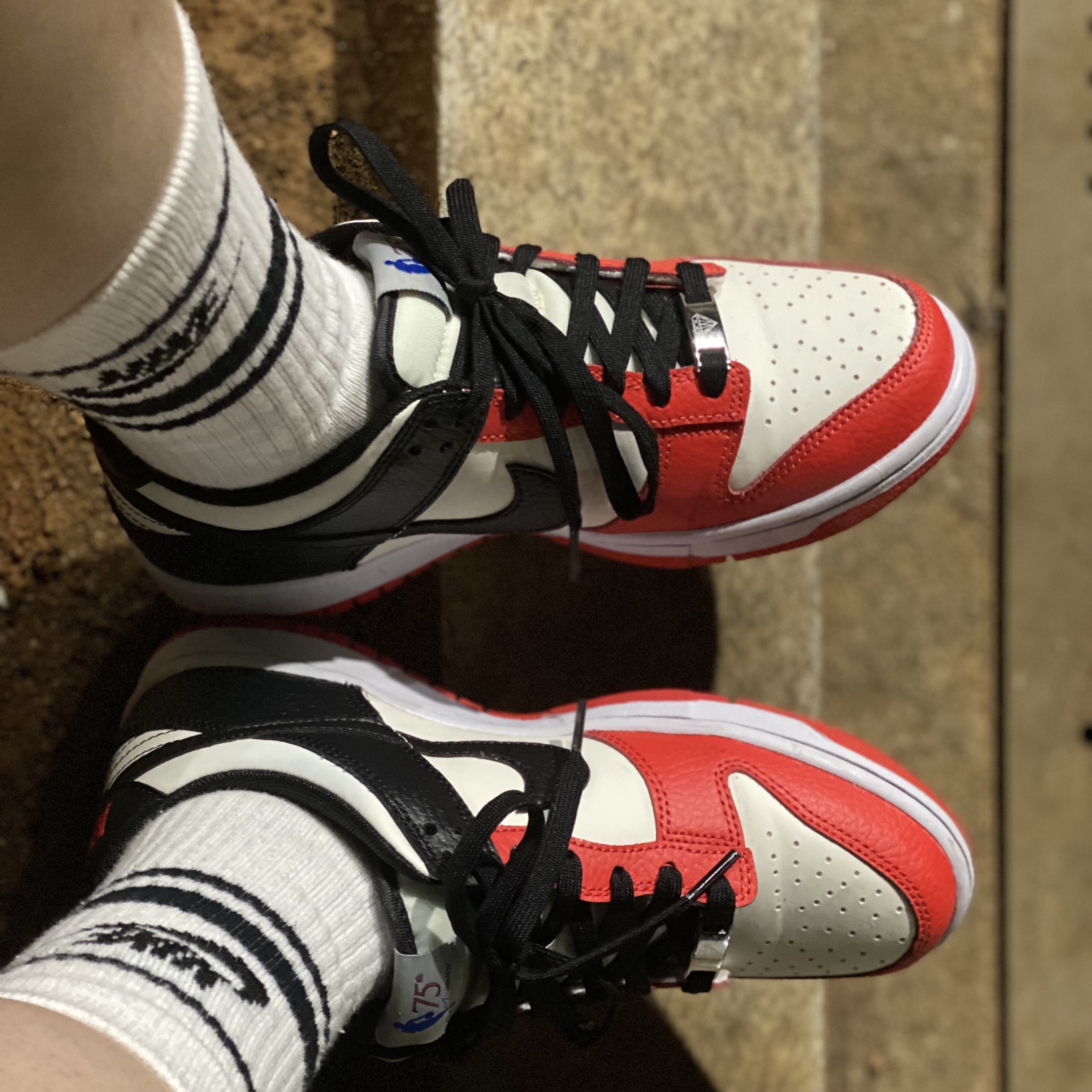 (GS) Nike x NBA Dunk Low Black and Chile Red 착용 스타일 - 3
