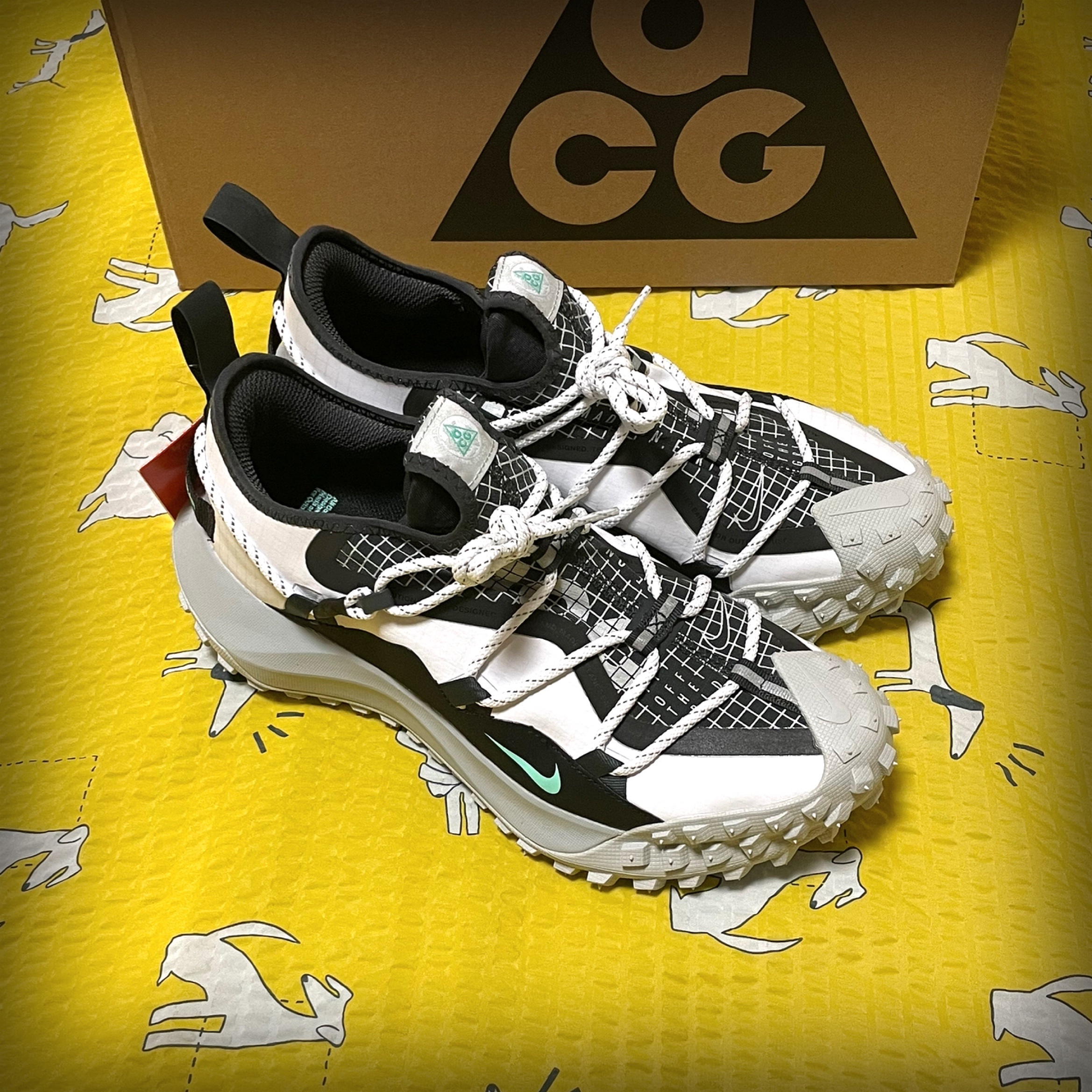 Nike ACG Mountain Fly Low SE White and Black 착용 스타일 - 2