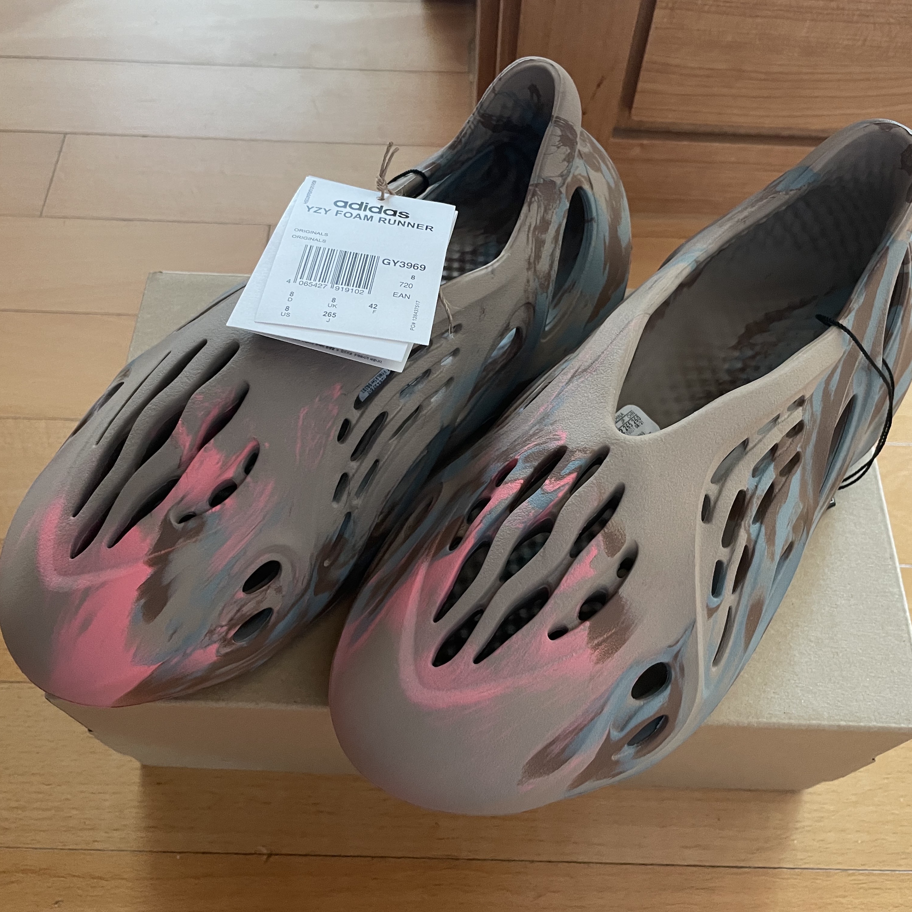 Adidas Yeezy Foam RNNR MX Sand Grey 착용 스타일