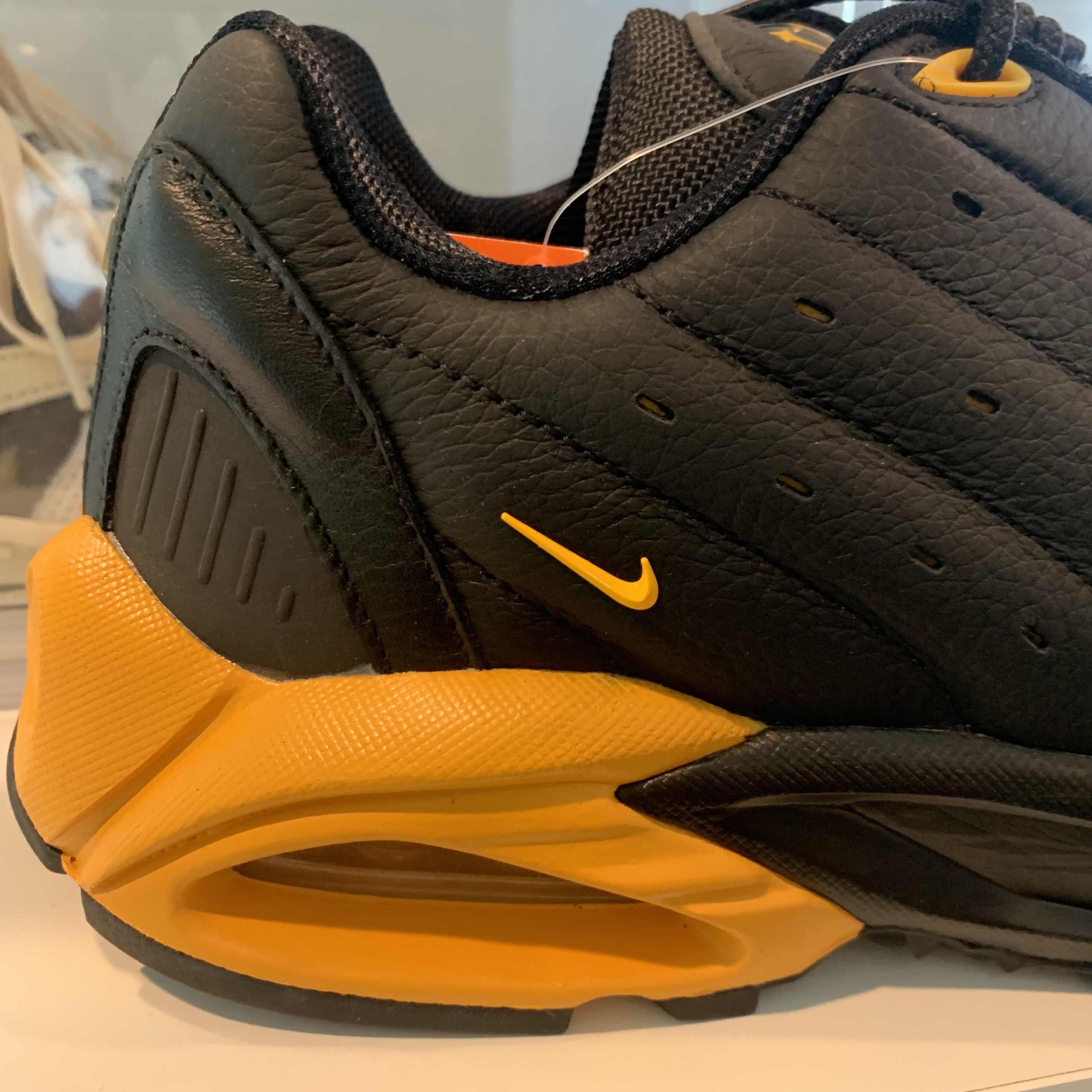 Nike x Drake Nocta Hot Step Air Terra Black and Yellow 착용 스타일 - 1