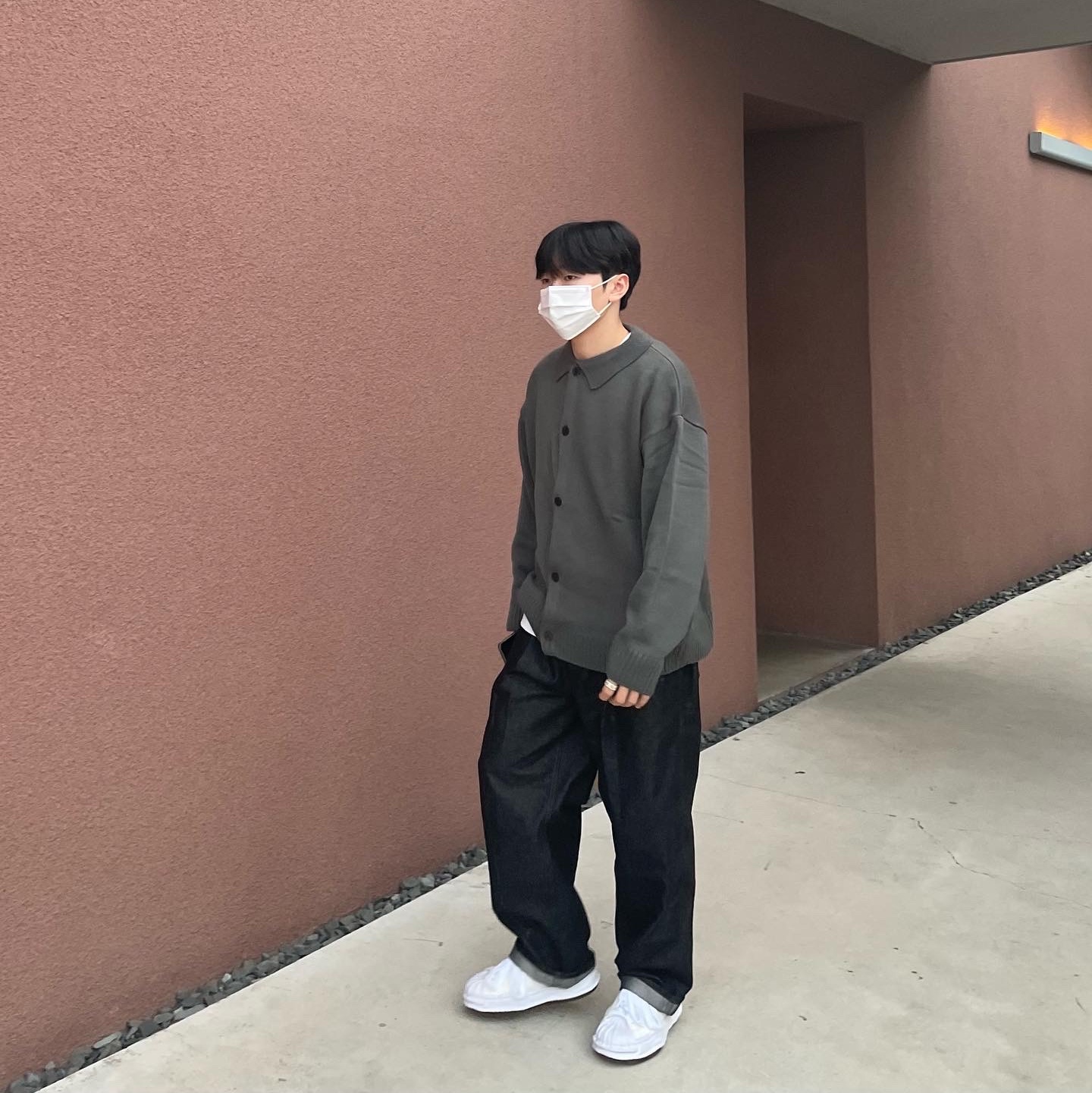 Maison Mihara Yasuhiro Blakey OG Sole Canvas Low-top Sneakers White 착용 스타일 - 2