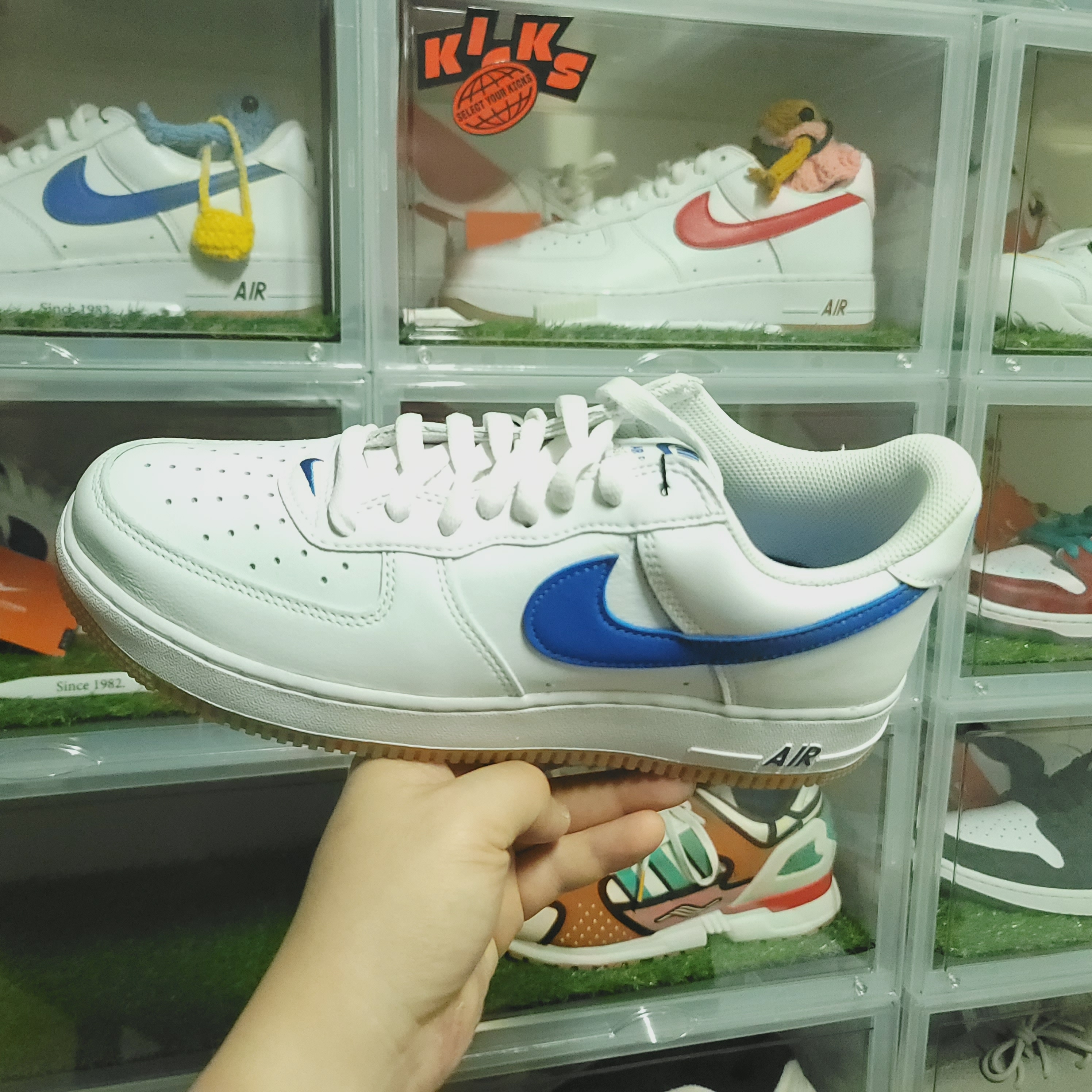Nike Air Force 1 Low Retro Color of the Month Varsity Royal, Nike Air Force 1 Low Retro Color of the Month University Red 착용 스타일 - 2