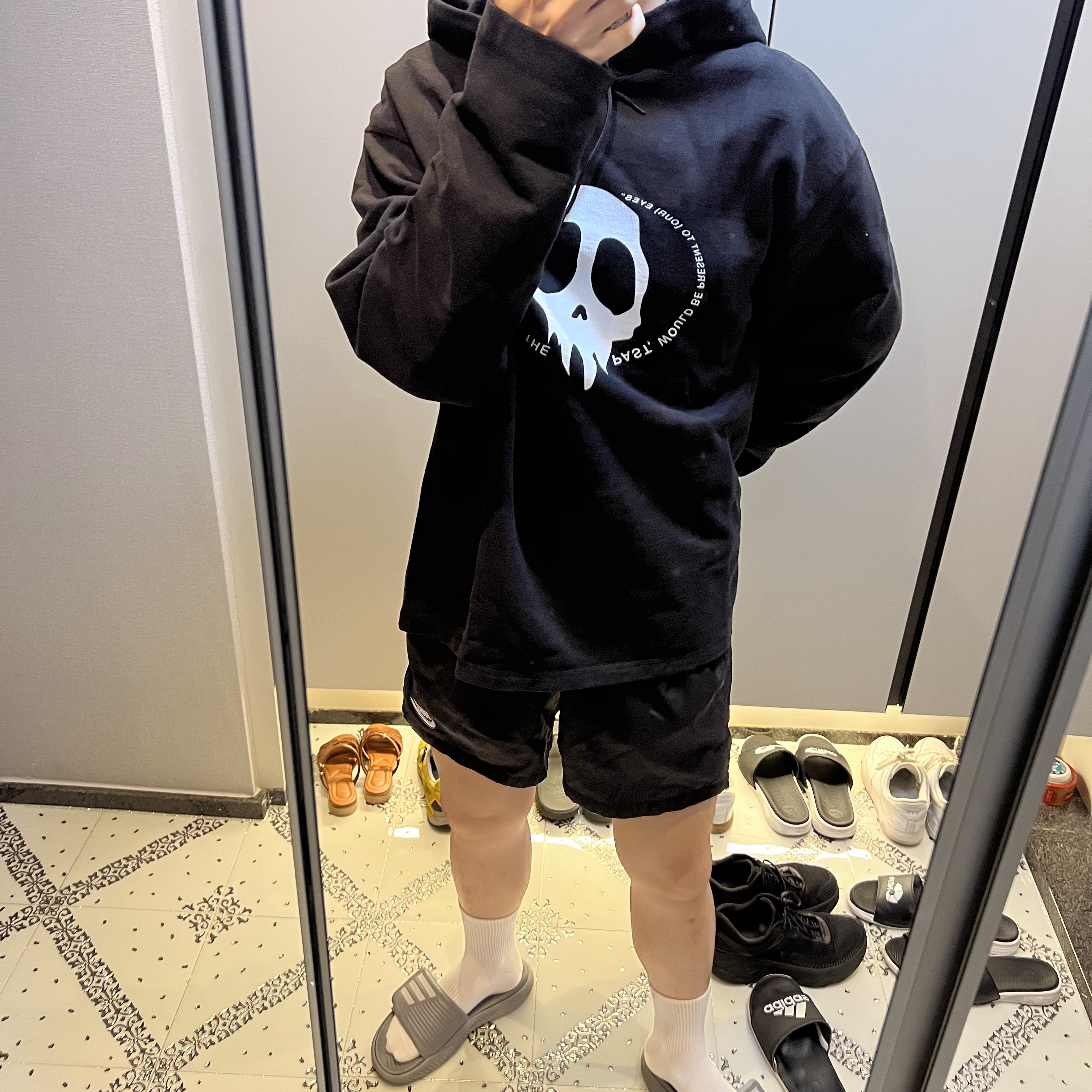 (W) Our Legacy Loose Hoodie Maverick Skull Print Black, Hoka Bondi 7 Black 착용 스타일