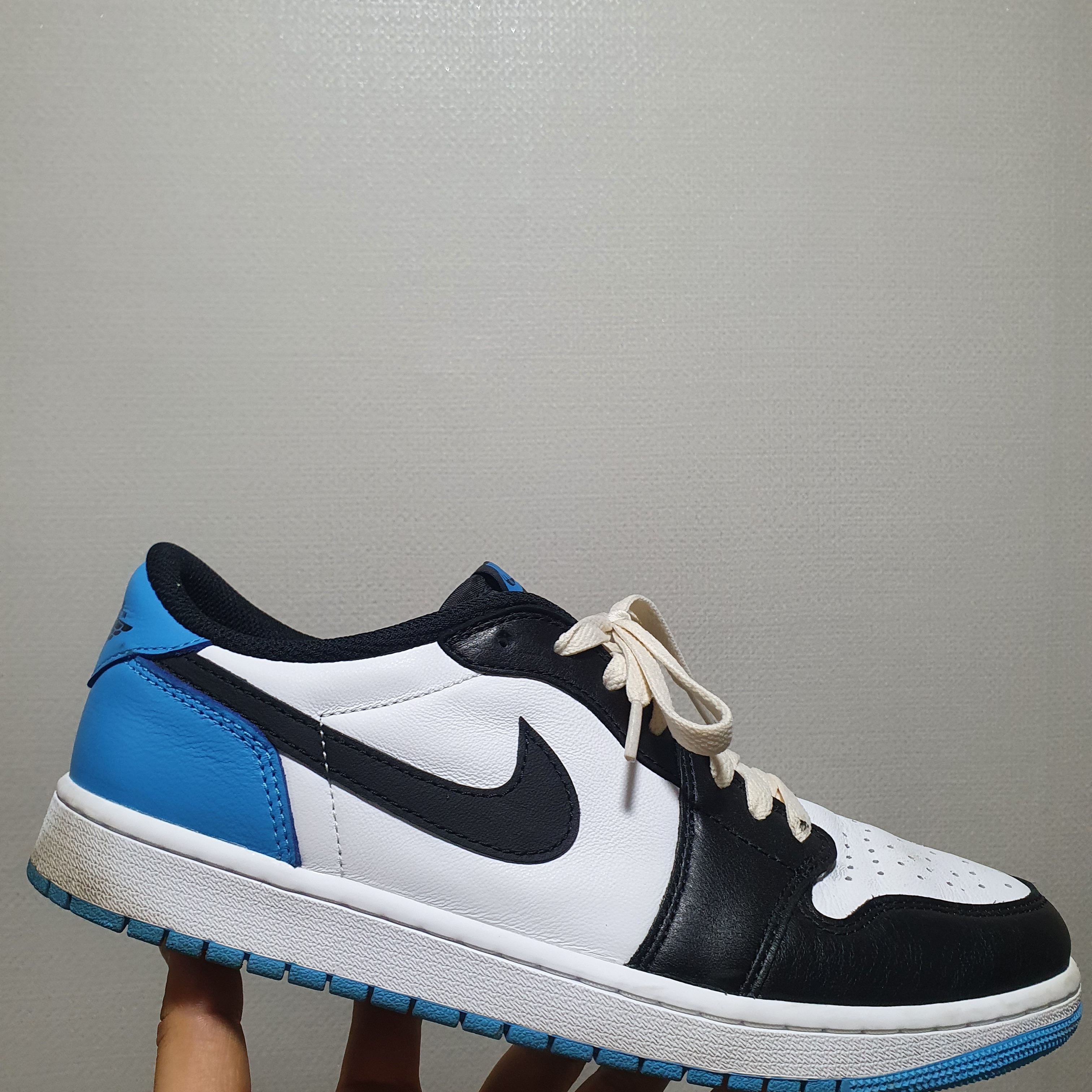 Jordan 1 Retro Low OG Black and Dark Powder Blue 착용 스타일