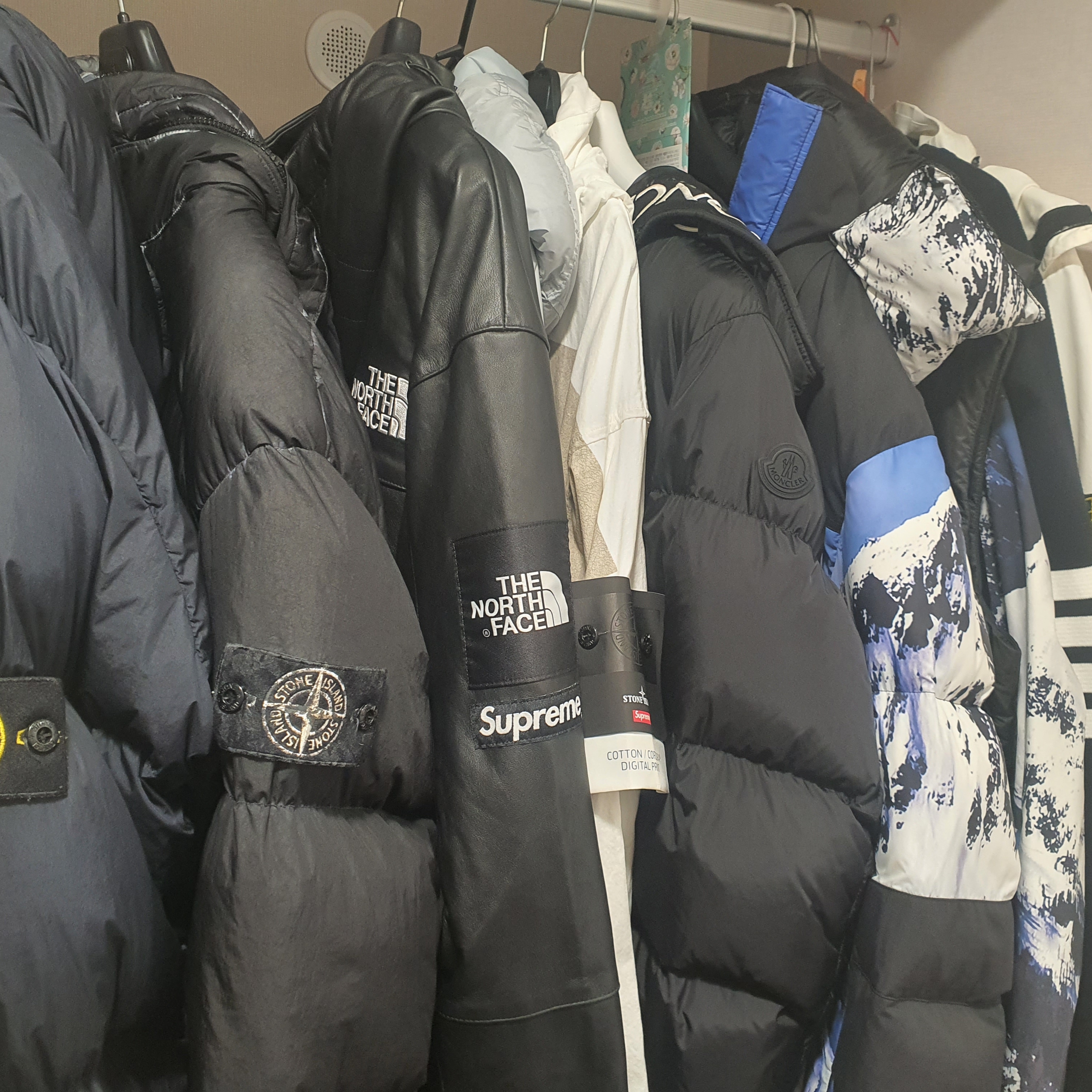 Supreme x Stone Island Painted Camo Crinkle Down Jacket Black - 20FW, Supreme x The North Face Leather Mountain Parka Black - 18FW 착용 스타일