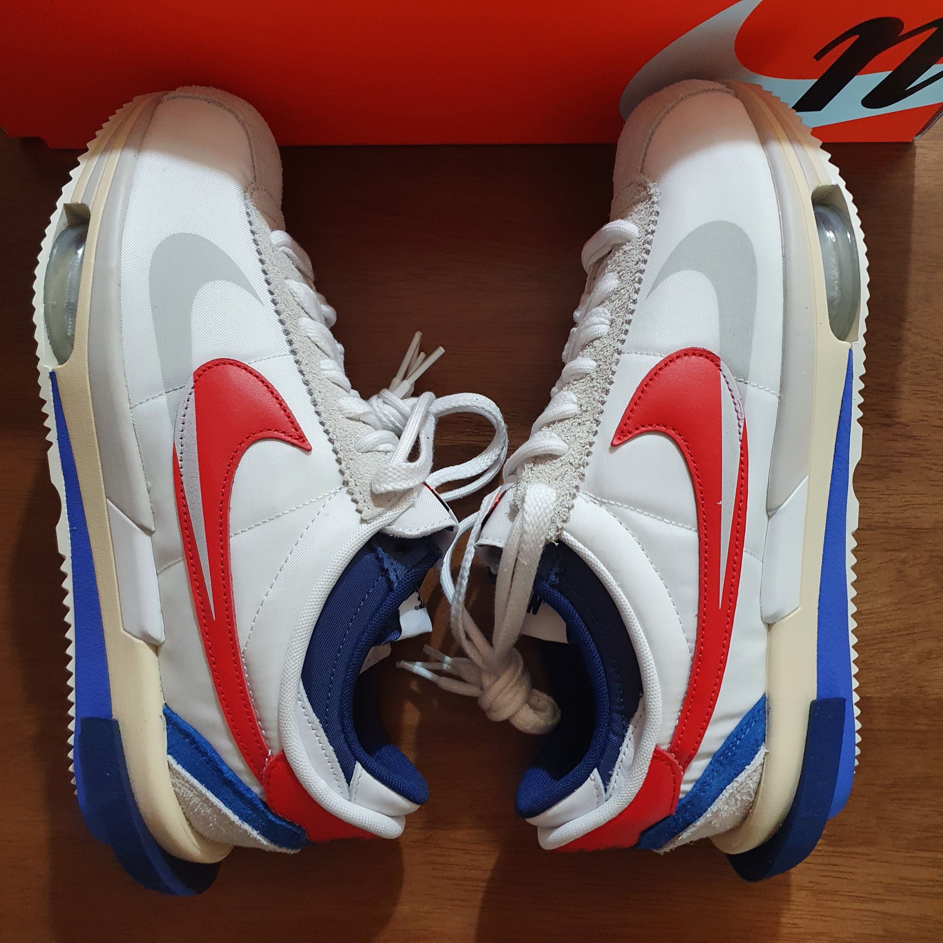Nike x Sacai Zoom Cortez SP White and University Red 착용 스타일 - 2