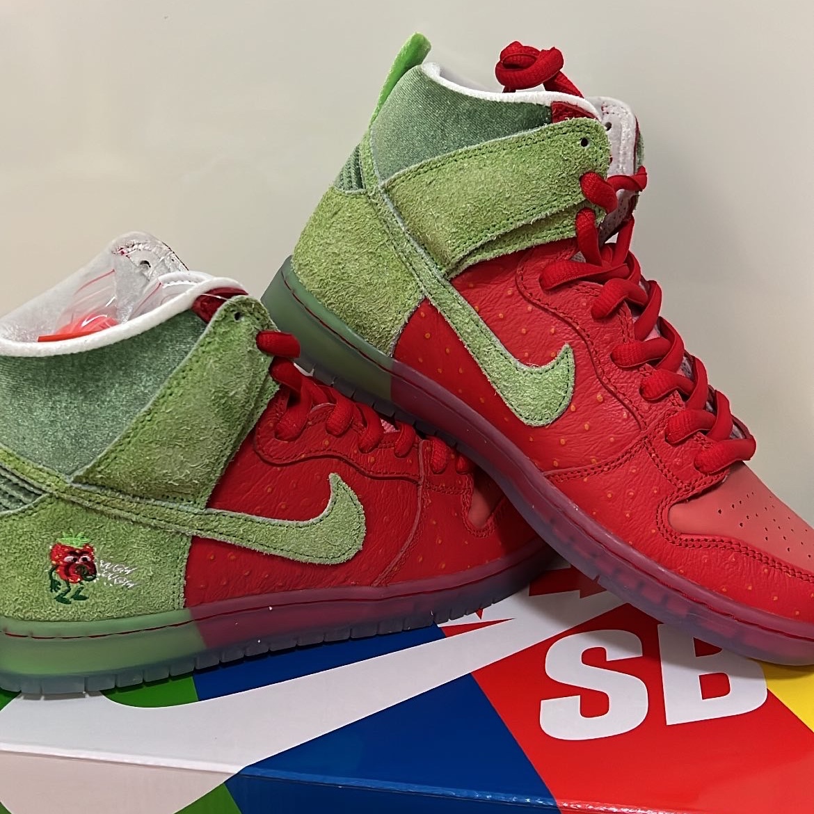 Nike SB Dunk High Pro QS Strawberry 착용 스타일