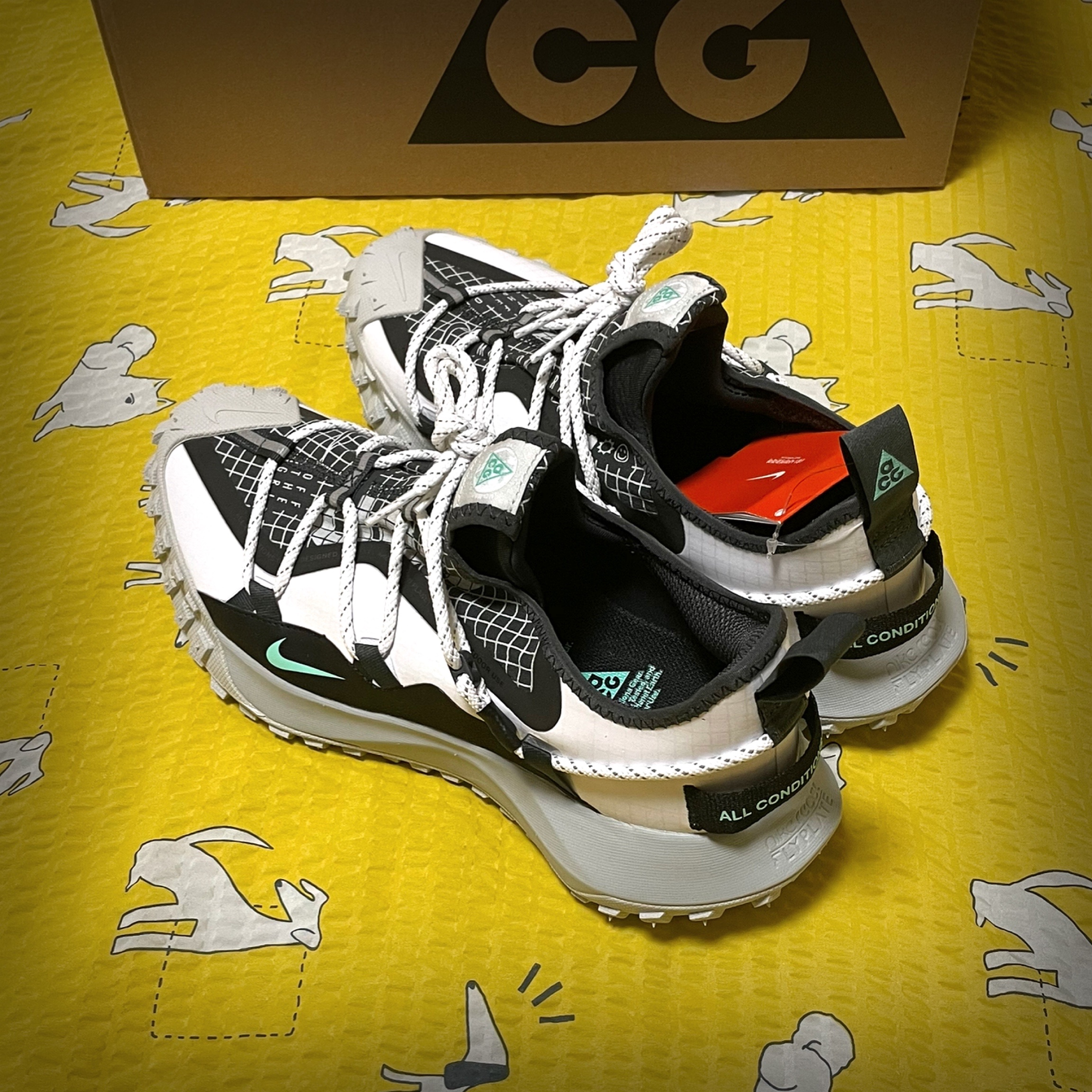 Nike ACG Mountain Fly Low SE White and Black 착용 스타일 - 3