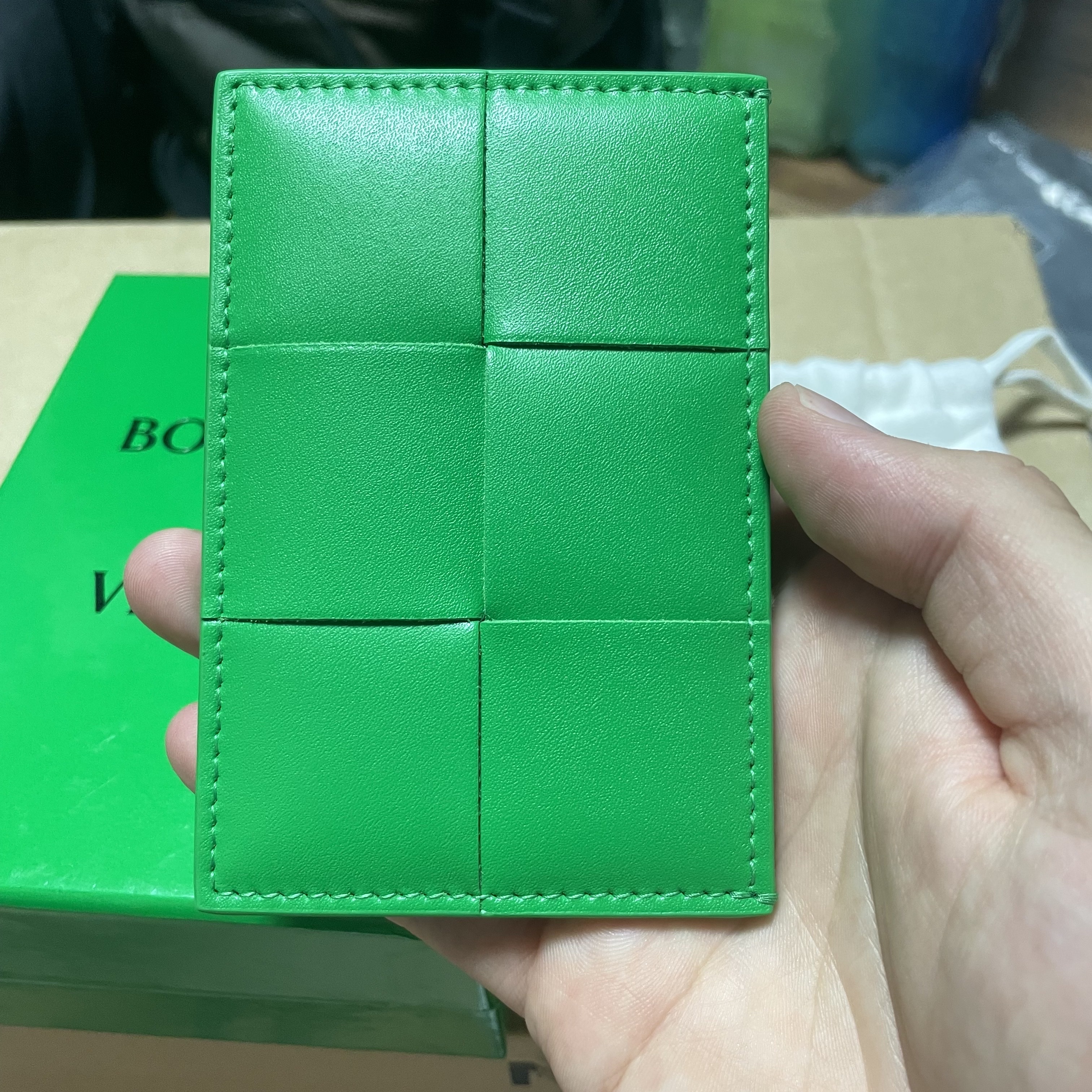Bottega Veneta Flap Card Case Parakeet 착용 스타일