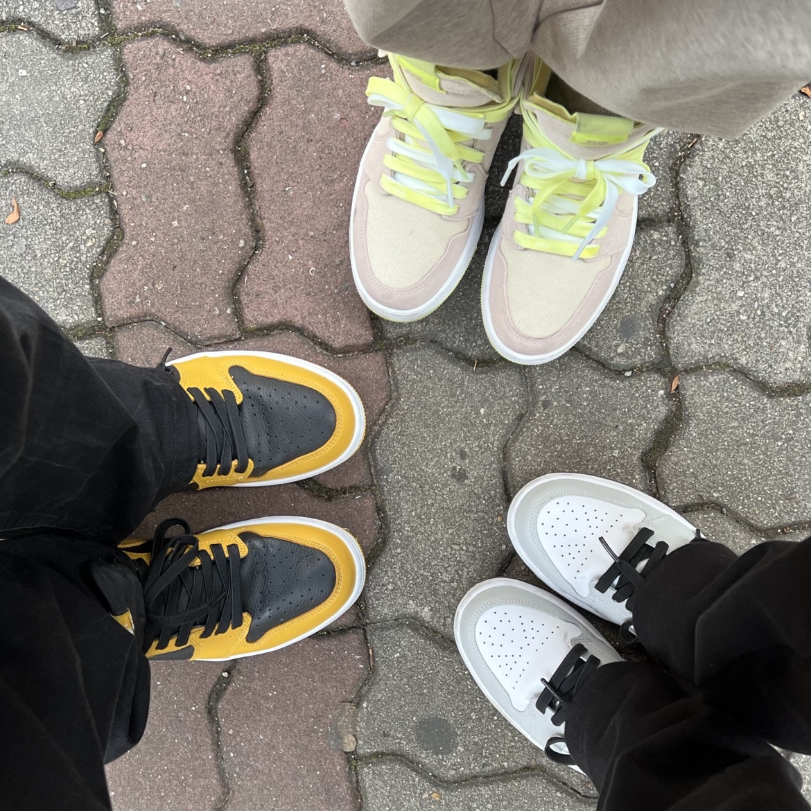 Jordan 1 Retro High OG Pollen, (W) Jordan 1 Mid Grey Fog 착용 스타일