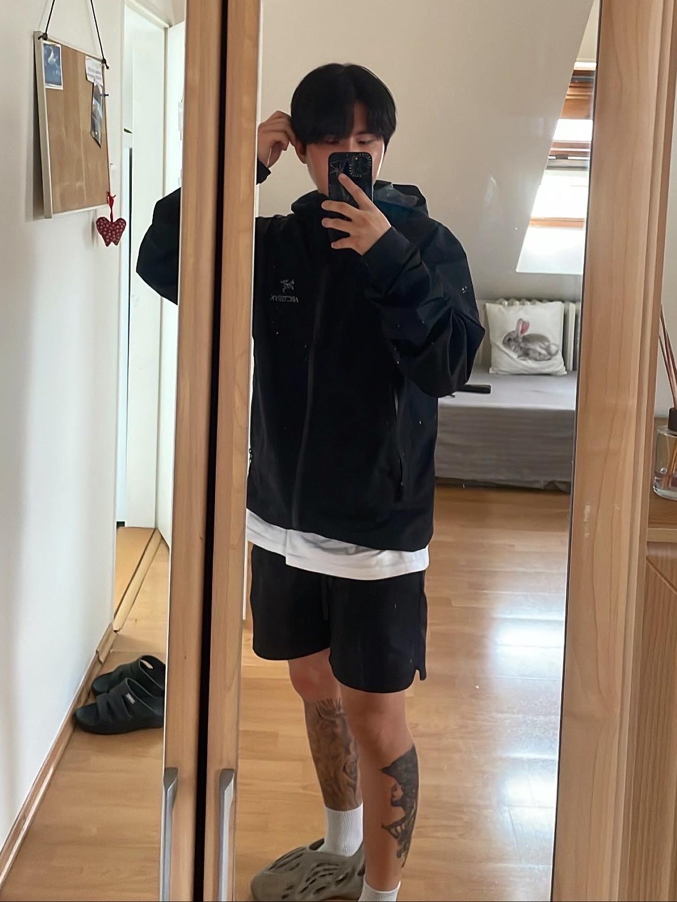 Arc'teryx Zeta SL Jacket Black, Adidas Yeezy Foam RNNR Stone Sage 착용 스타일