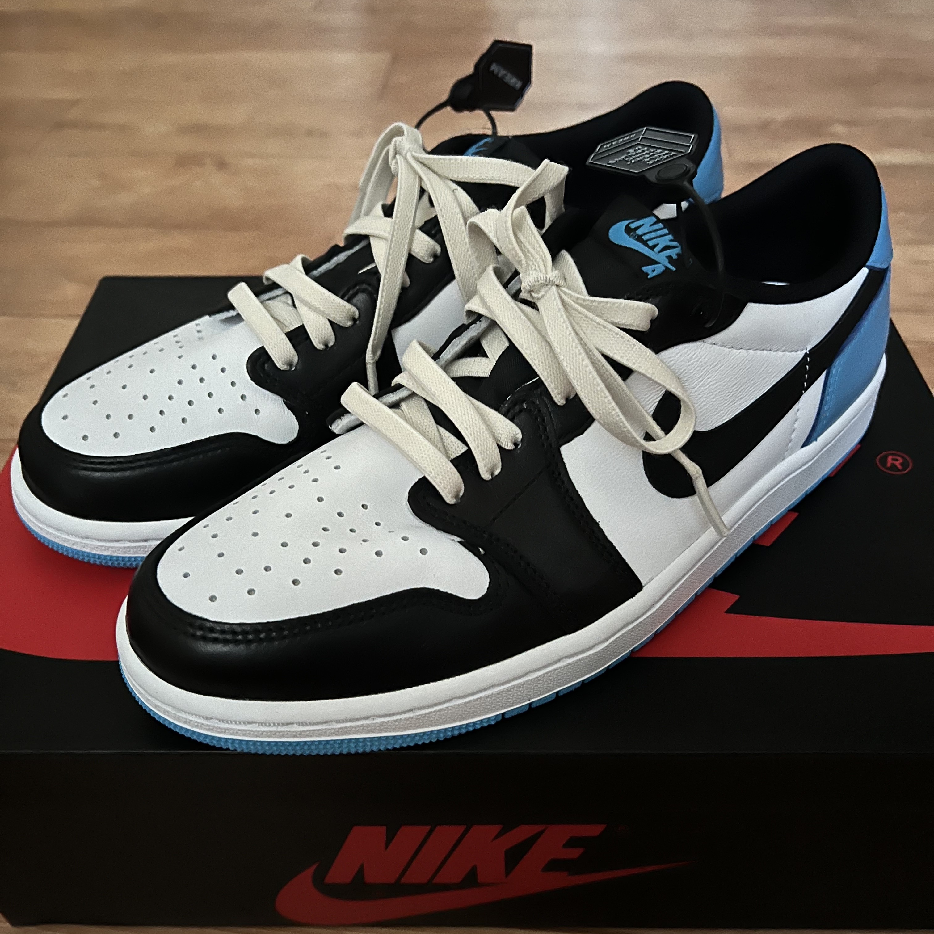 Jordan 1 Retro Low OG Black and Dark Powder Blue 착용 스타일