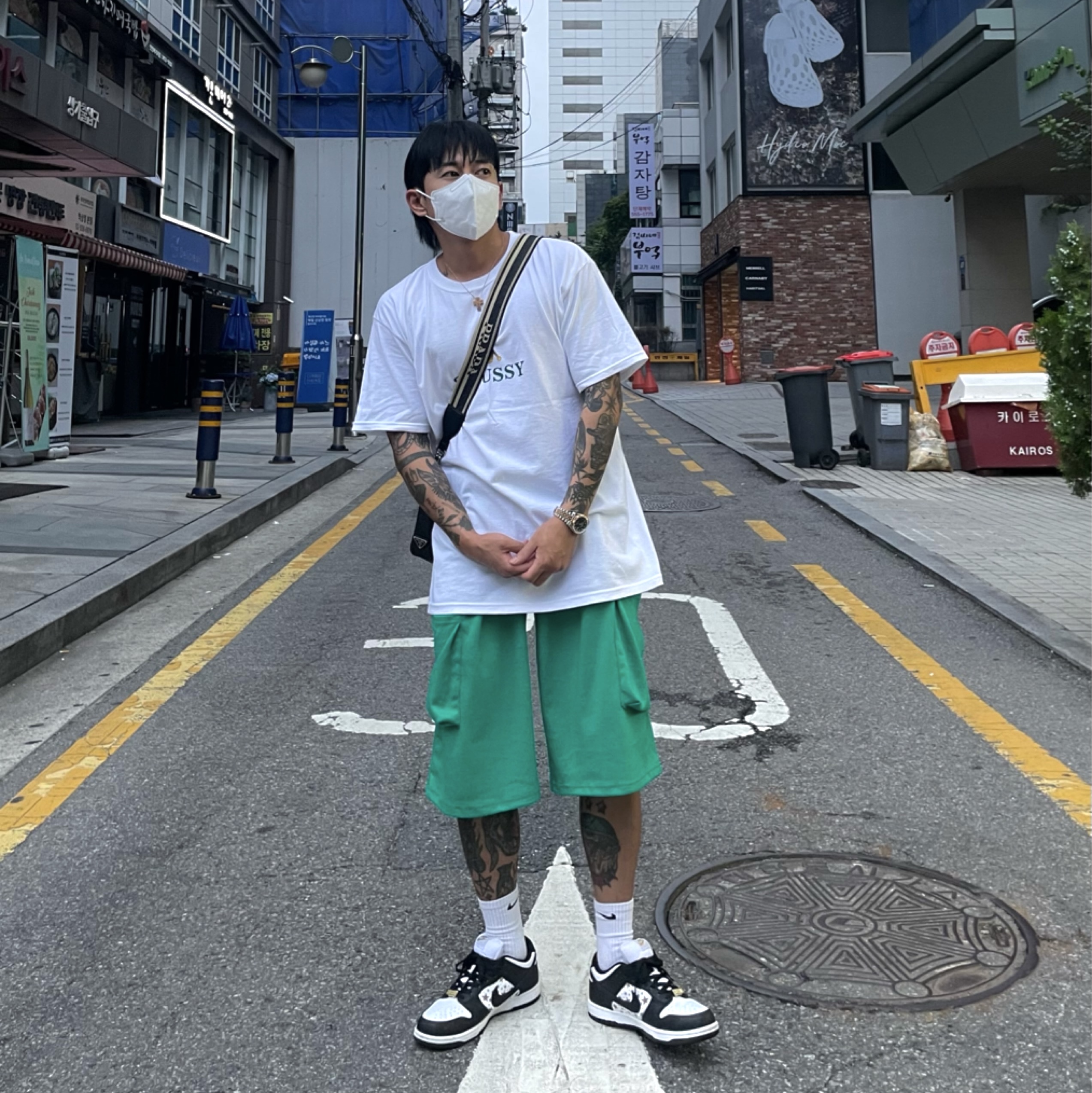 Stussy Crowned T-Shirt White, Nike x Supreme SB Dunk Low Black 착용 스타일