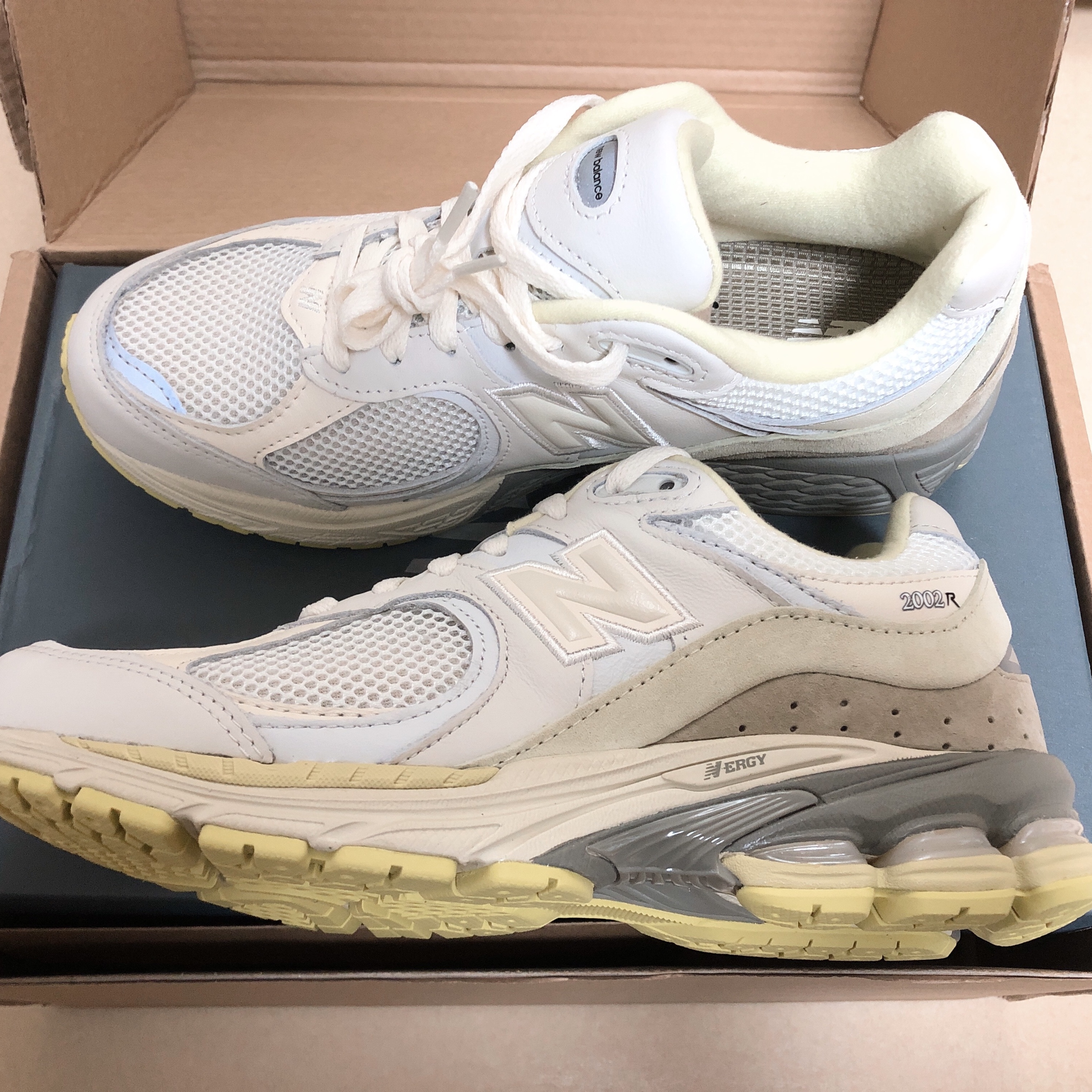 New Balance x Auralee 2002R White 착용 스타일 - 1