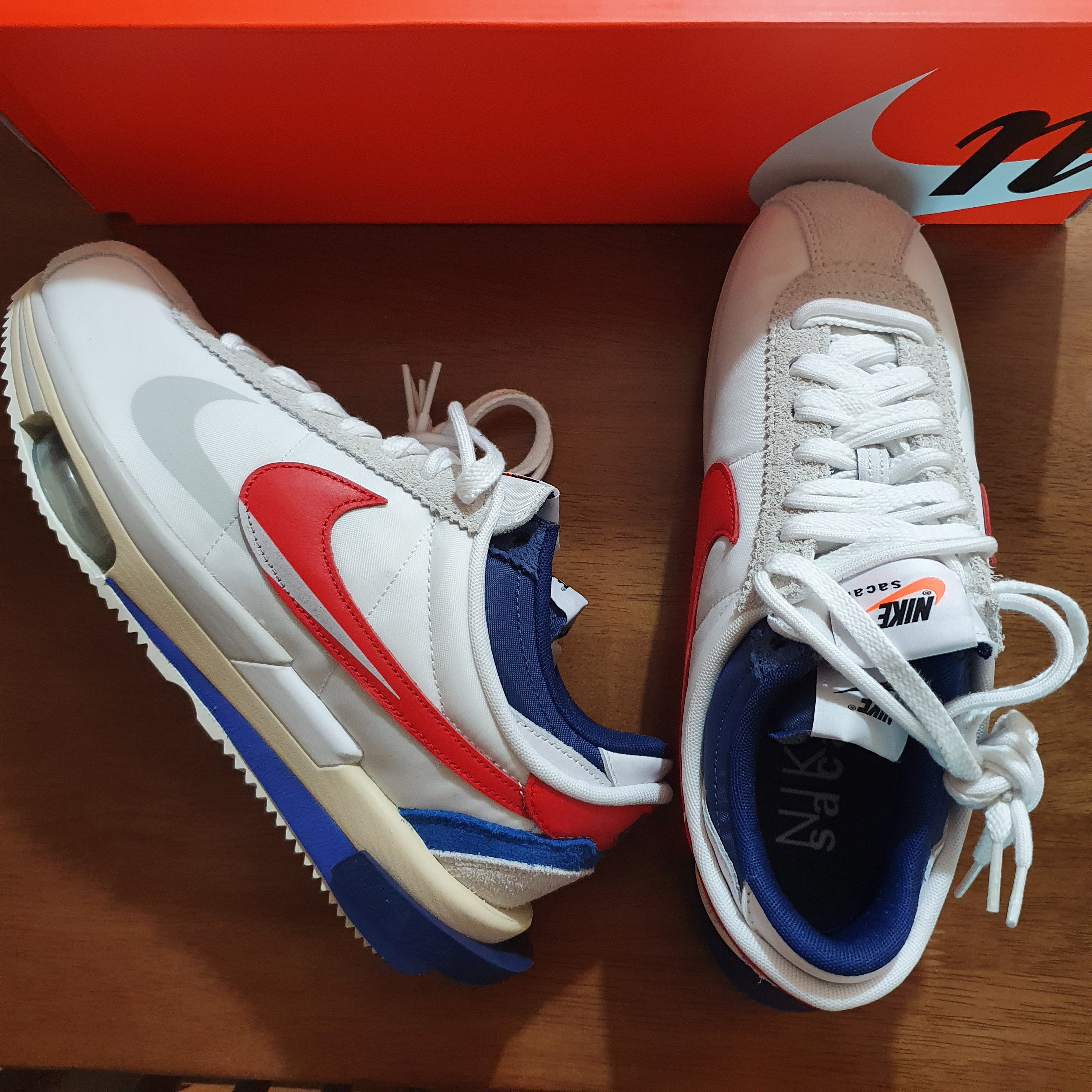 Nike x Sacai Zoom Cortez SP White and University Red 착용 스타일 - 1