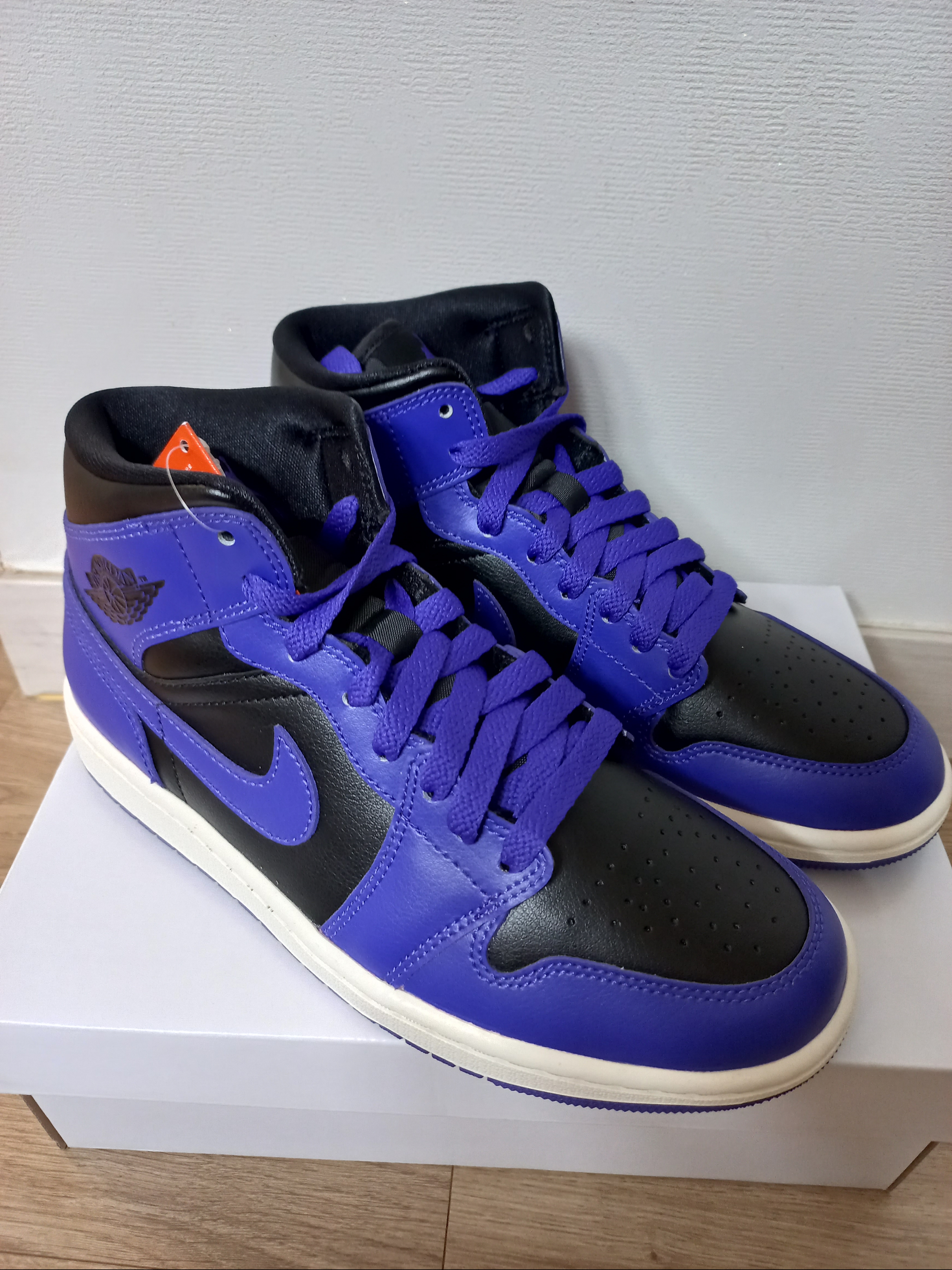 Jordan 1 Mid Black Dark Concord 착용 스타일 - 3