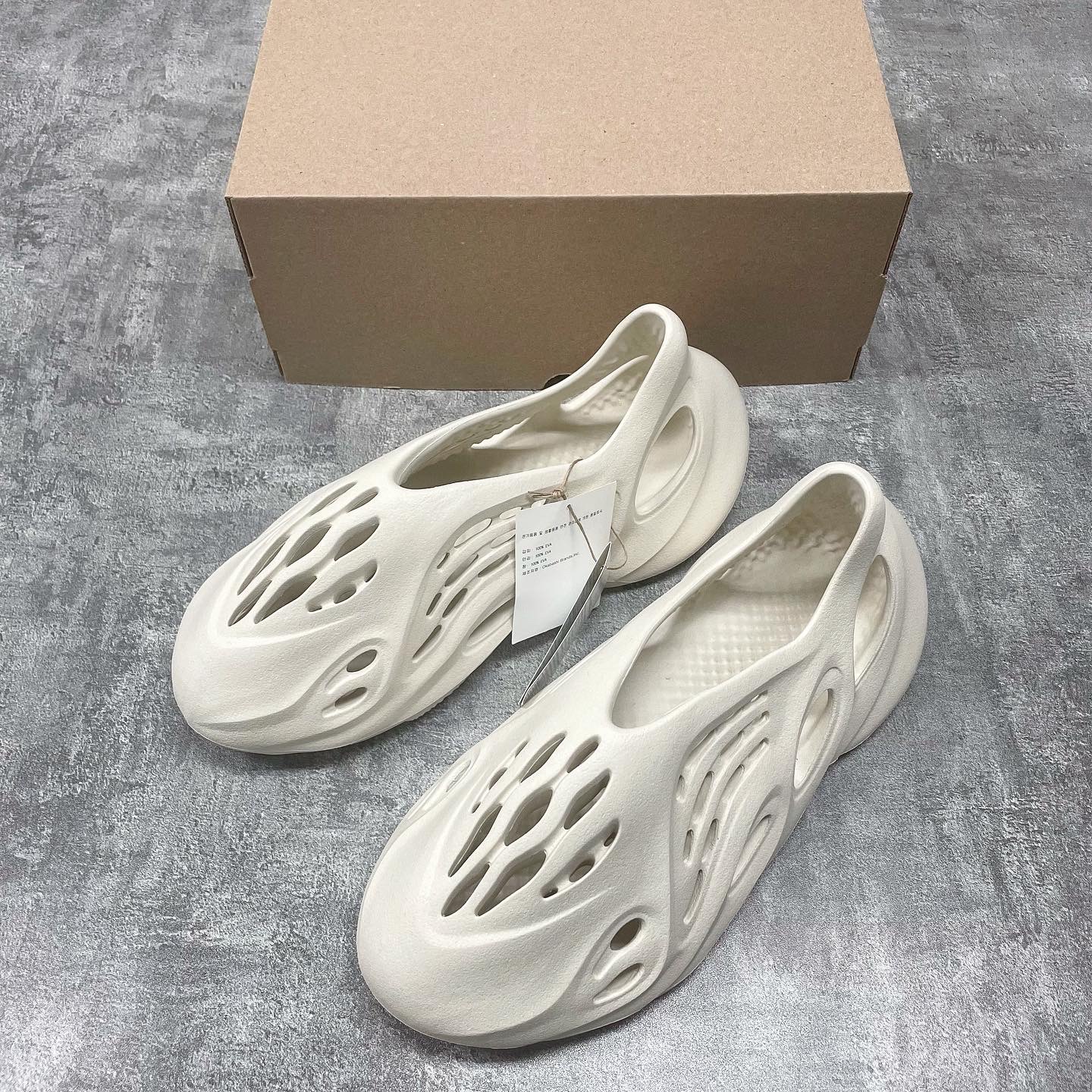 Adidas Yeezy Foam RNNR Sand 착용 스타일 - 2