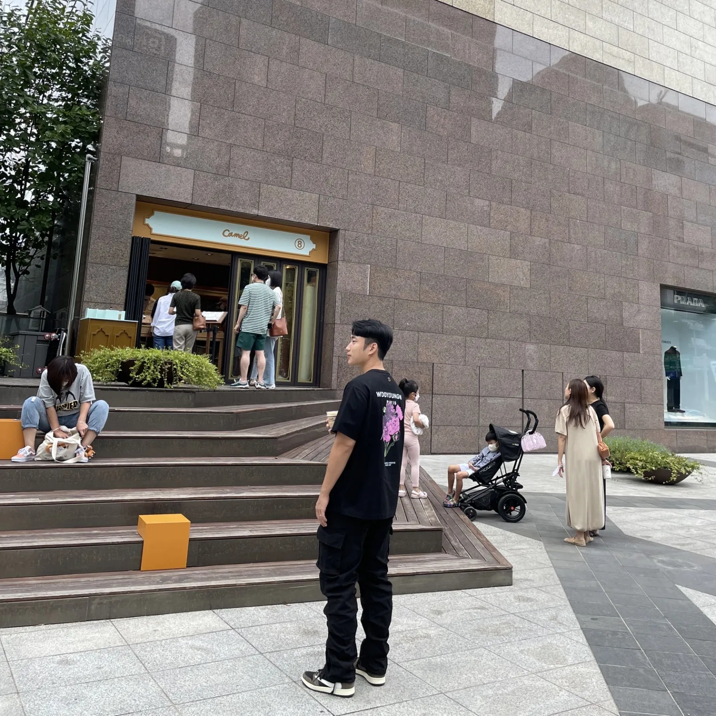 Wooyoungmi Flower Print Back Logo T-Shirt Black - 21SS, Jordan 1 x Travis Scott Retro Low OG SP Mocha 착용 스타일