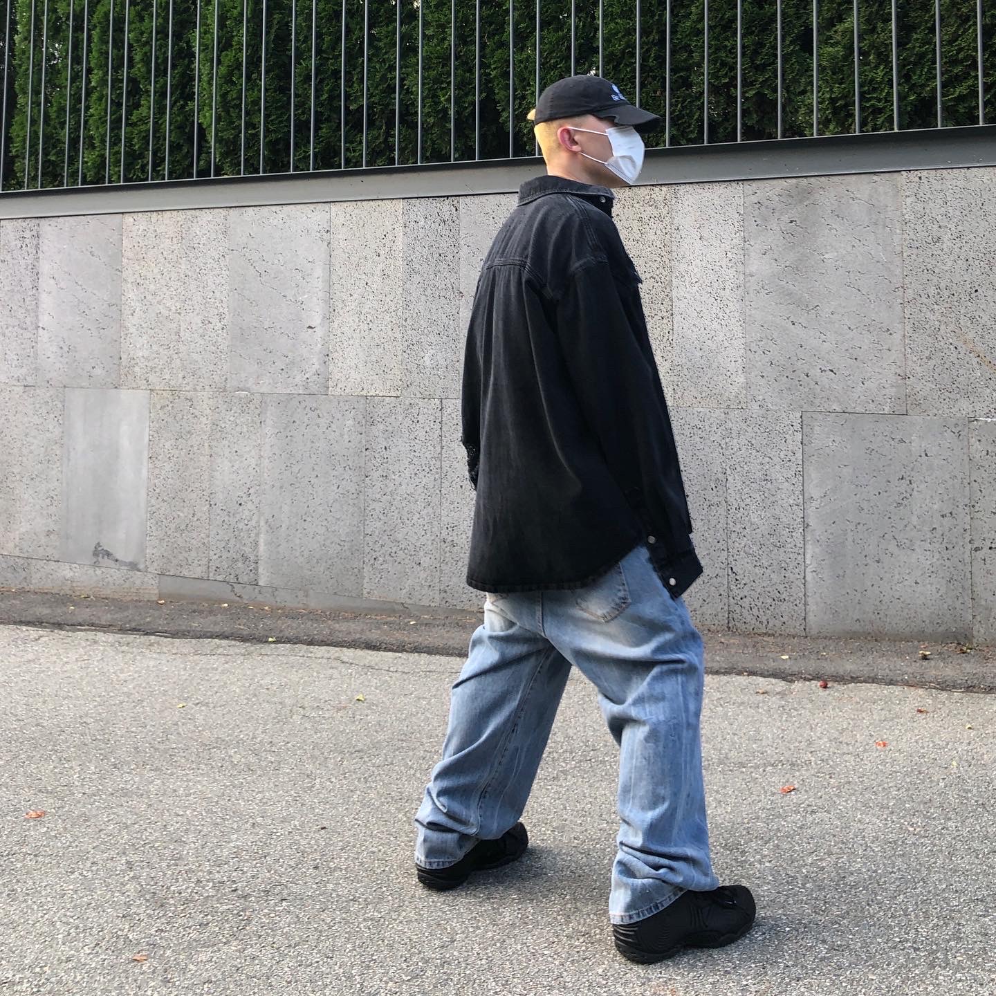 Balenciaga Gaffer Cap Black, Nike x Comme des Garcons Homme Plus Air Foamposite One Black 착용 스타일 - 3