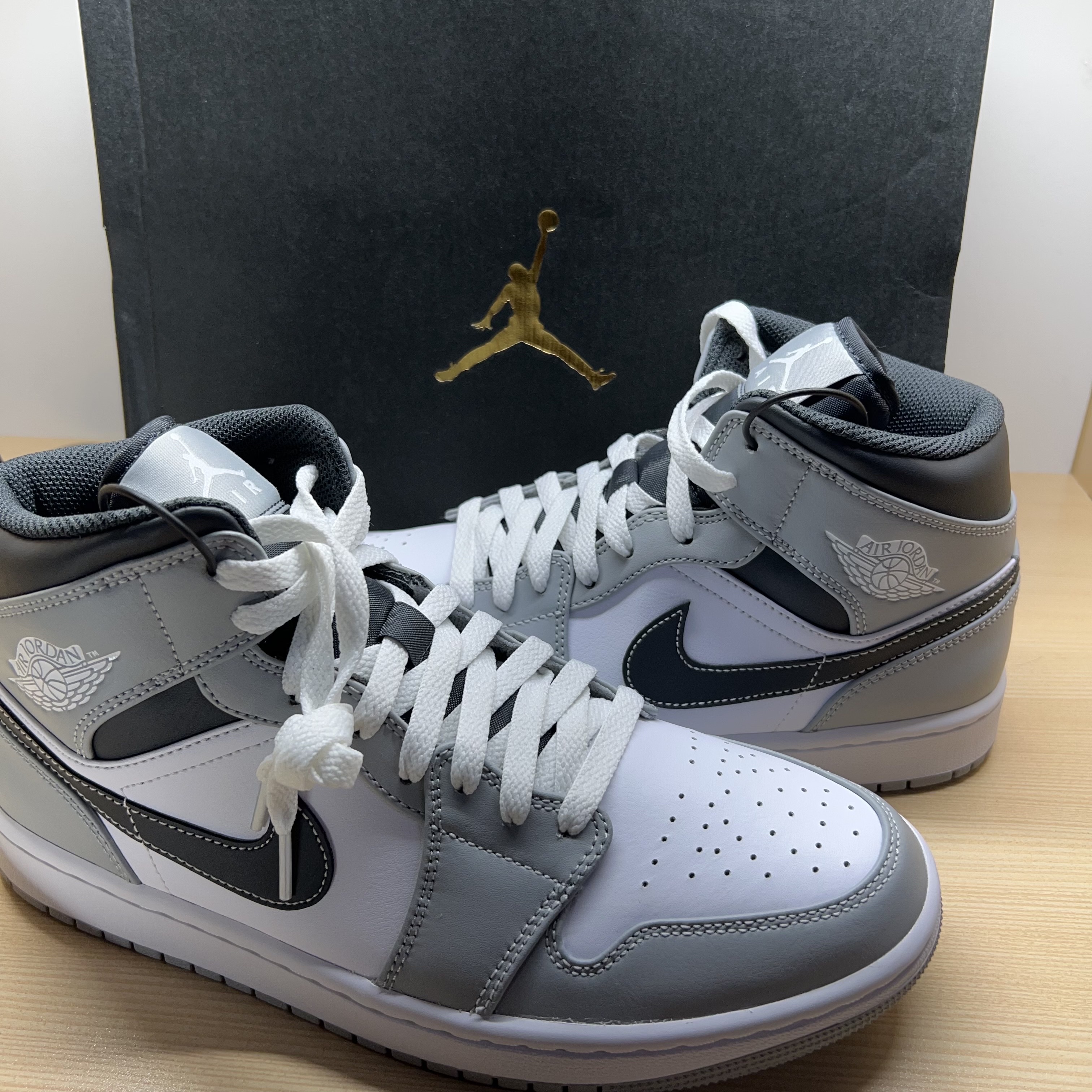 Jordan 1 Mid Light Smoke Grey Anthracite 착용 스타일 - 1