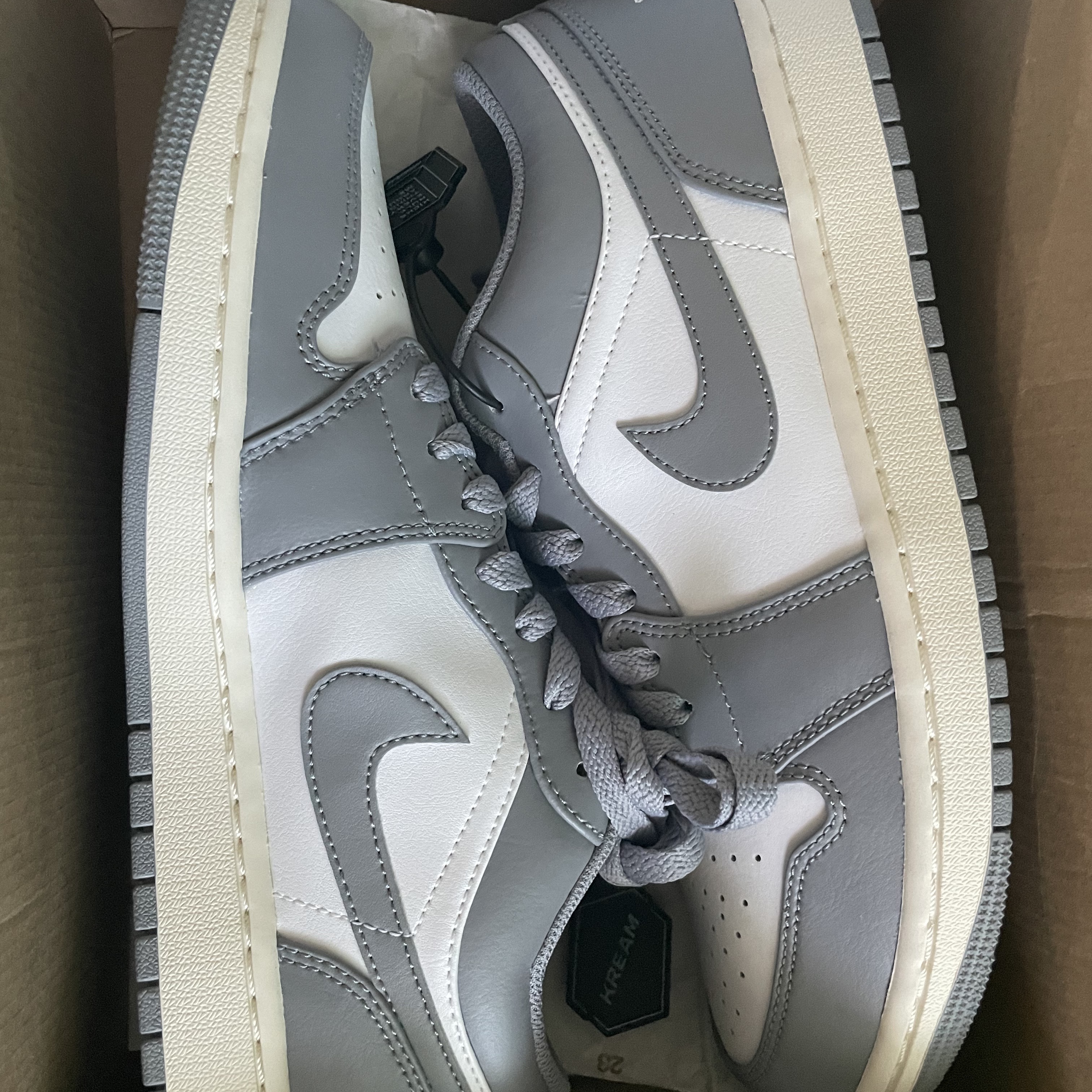 Jordan 1 Low Stealth and White 착용 스타일