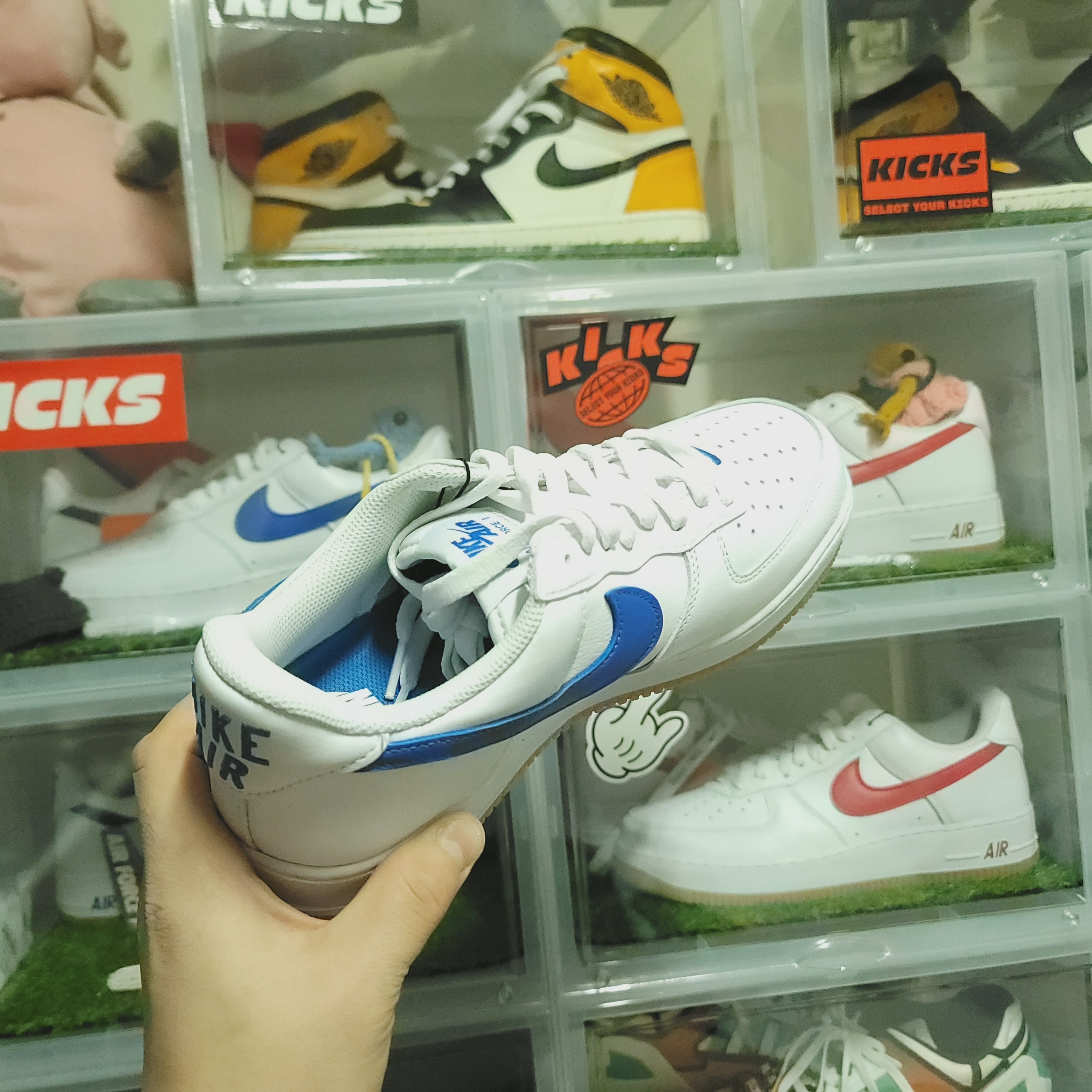 Nike Air Force 1 Low Retro Color of the Month Varsity Royal, Nike Air Force 1 Low Retro Color of the Month University Red 착용 스타일 - 3