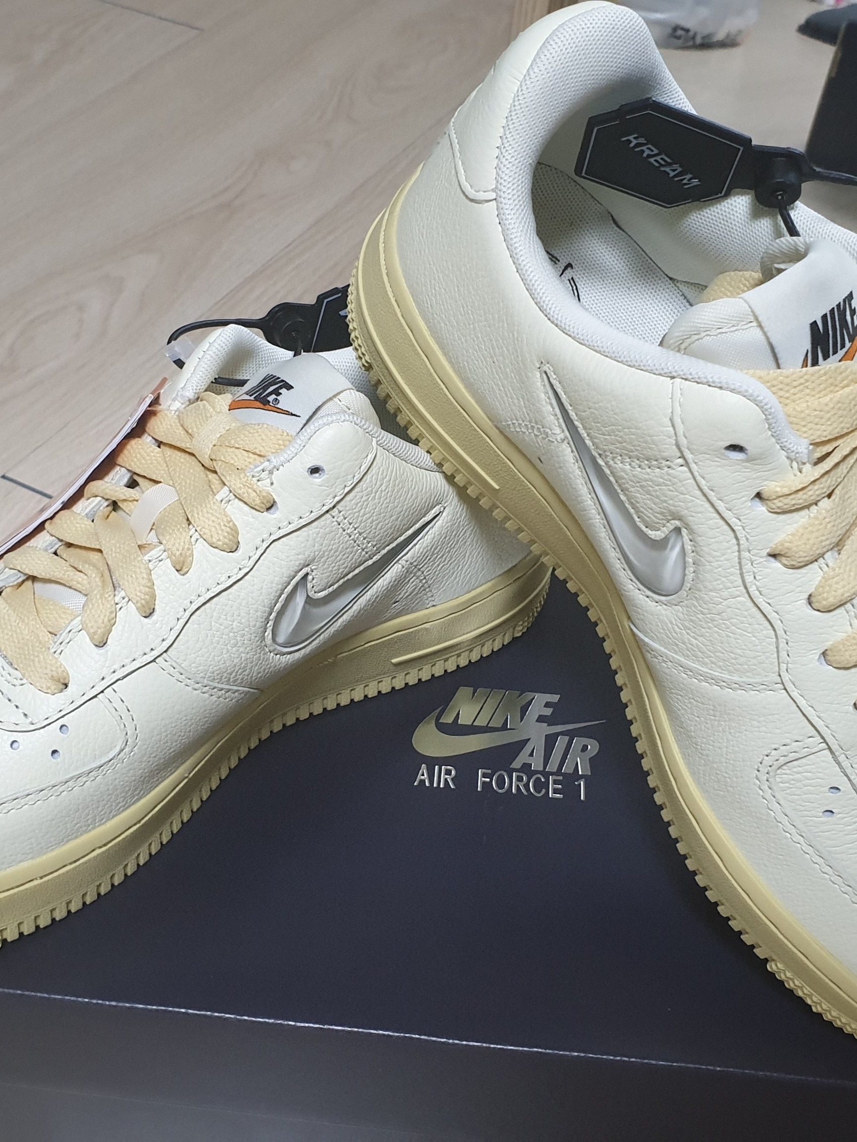 (W) Nike Air Force 1 '07 LX Coconut Milk and Lemon Wash 착용 스타일 - 4