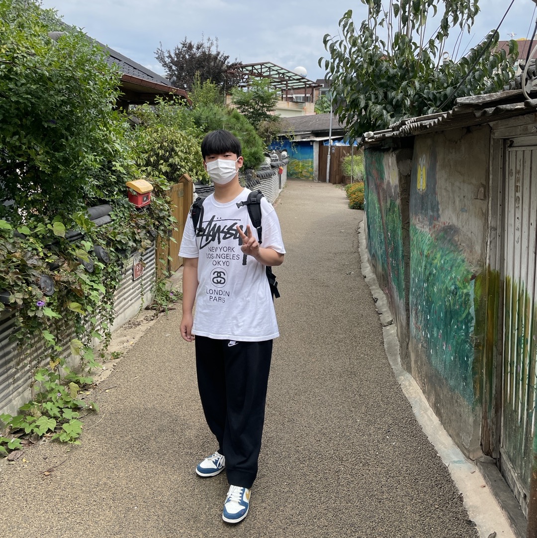 Stussy World Tour T-Shirt White, Nike x Kasina Dunk Low 80's Bus 착용 스타일