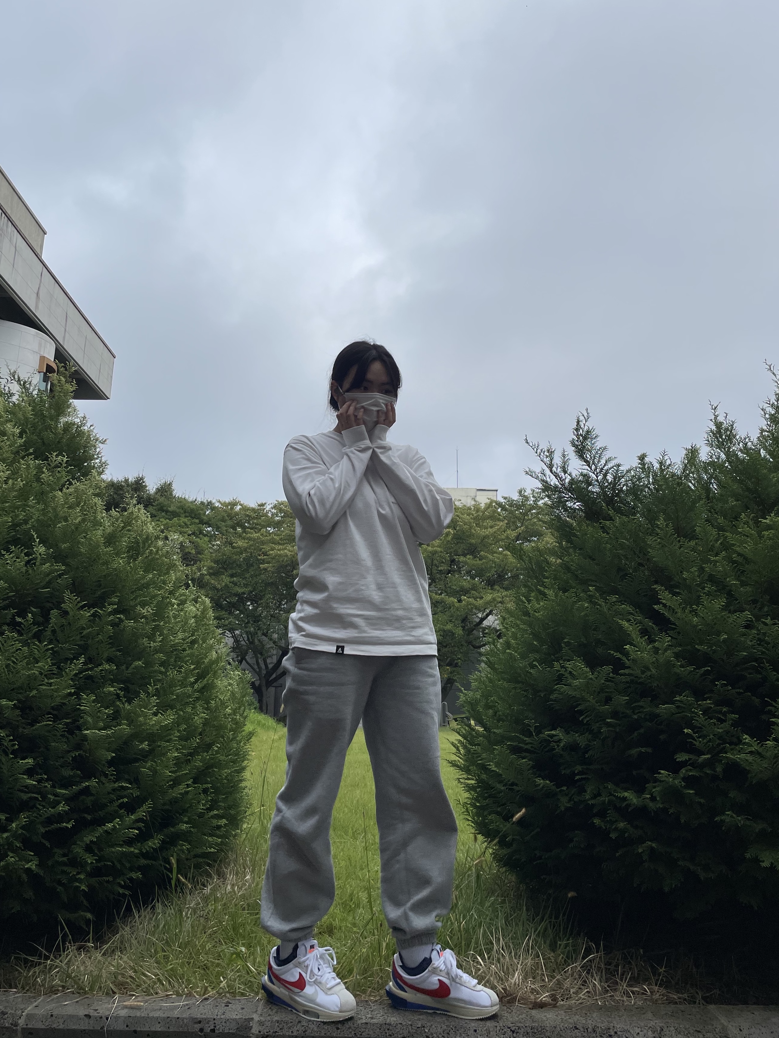 Nike x Sacai Zoom Cortez SP White and University Red, (W) Nike NRG Solo Swoosh Fleece Pants Dark Grey Heather - Asia 착용 스타일 - 3