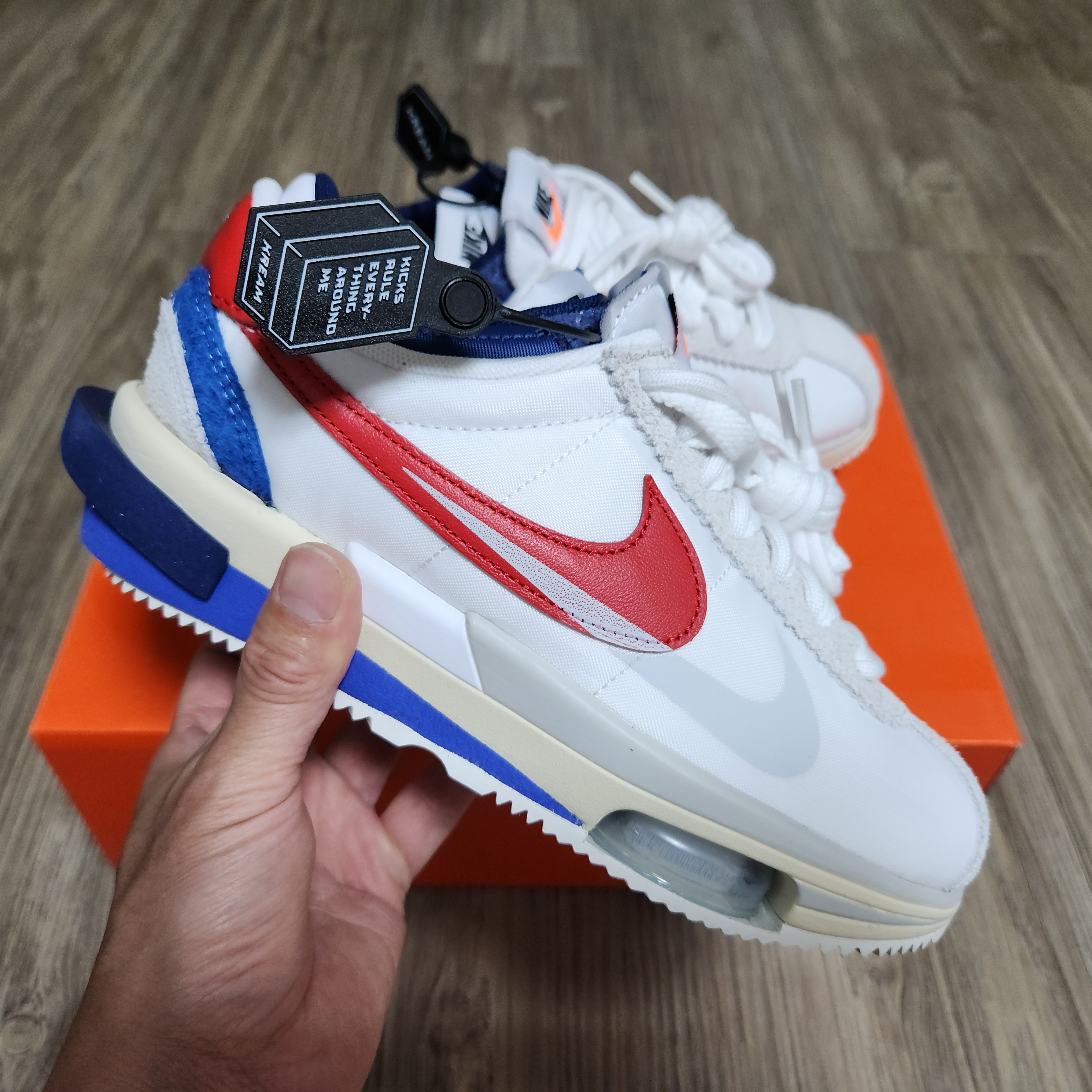 Nike x Sacai Zoom Cortez SP White and University Red 착용 스타일 - 1