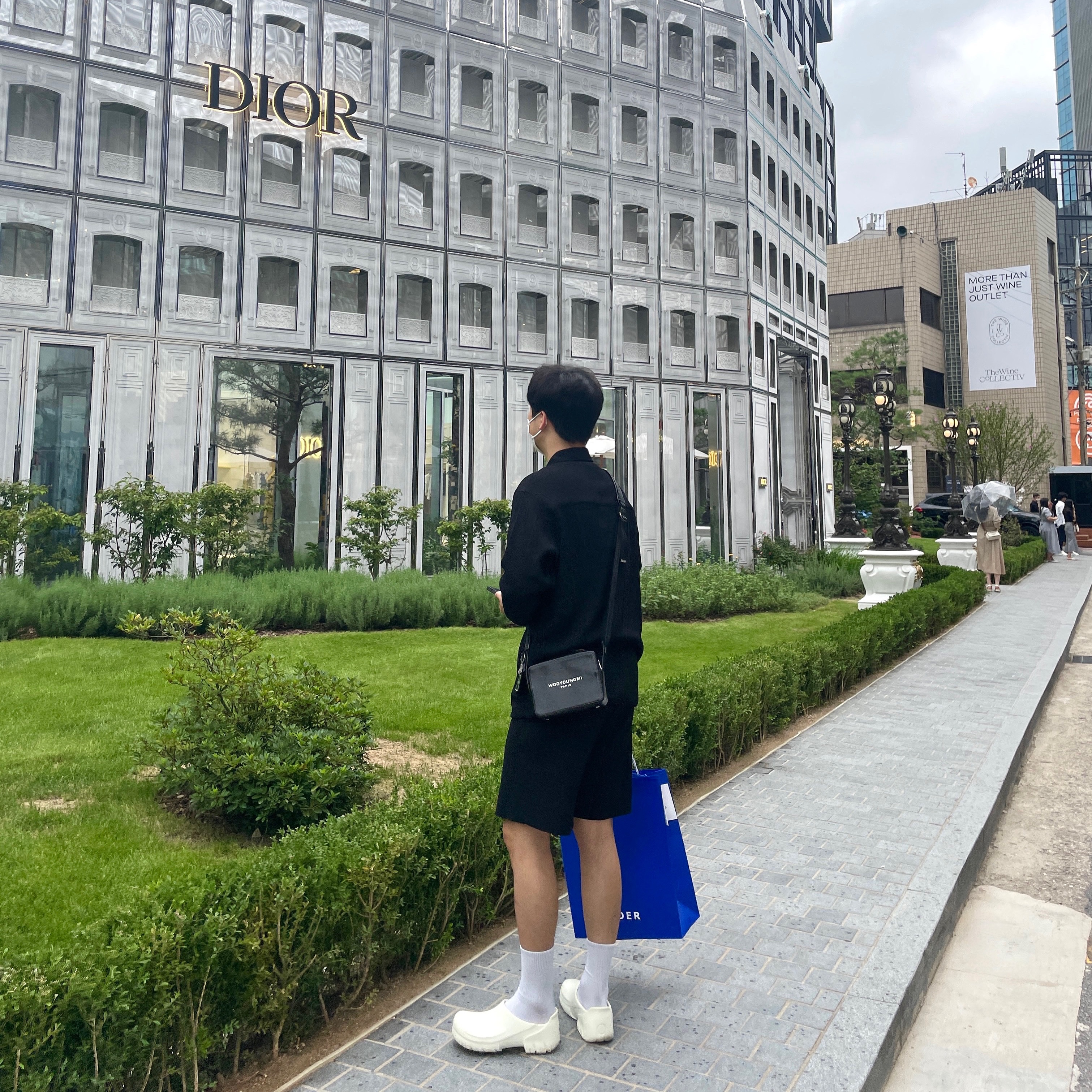 Birkenstock A640 Clog White, Wooyoungmi Square Mini Bag Black 착용 스타일