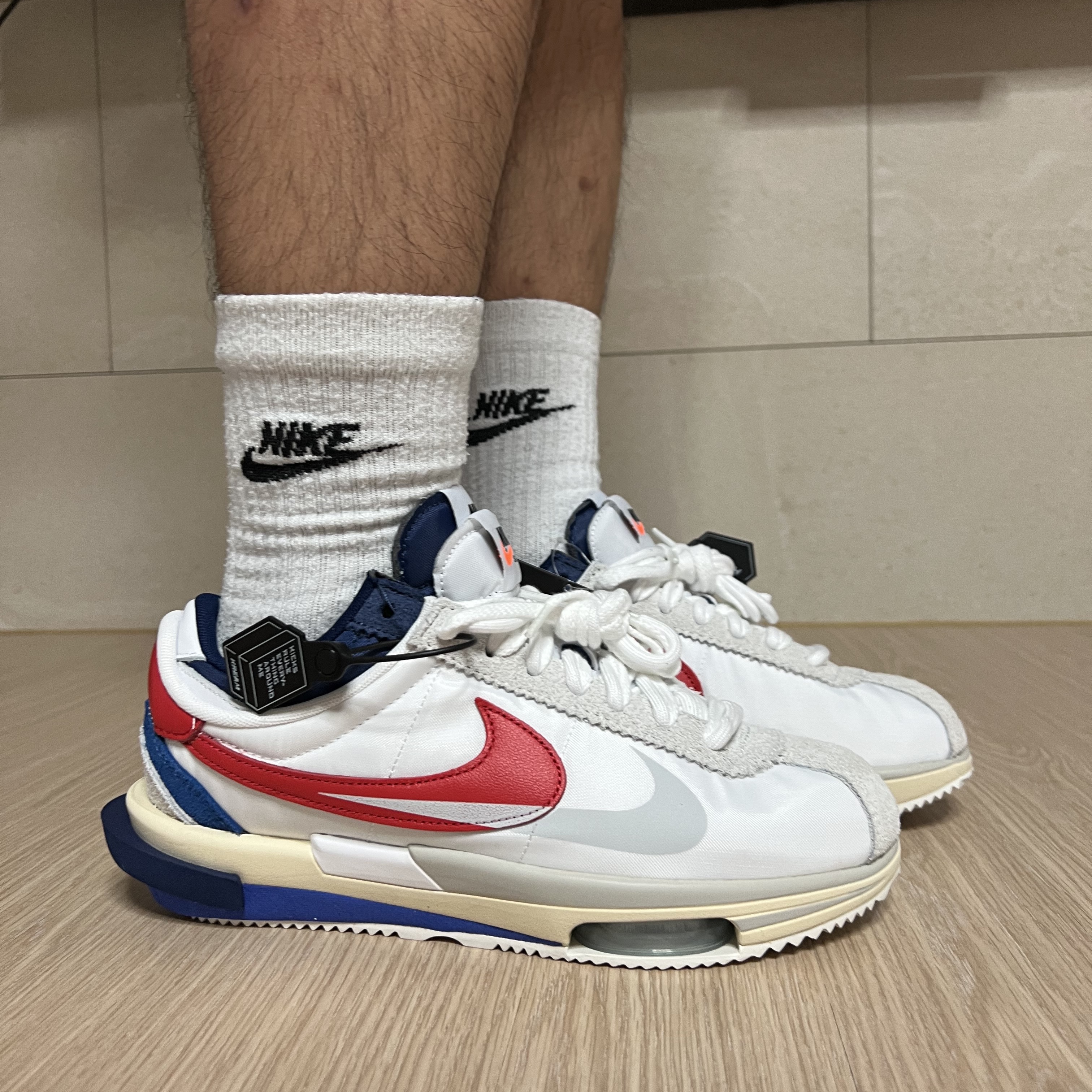 Nike x Sacai Zoom Cortez SP White and University Red 착용 스타일 - 2