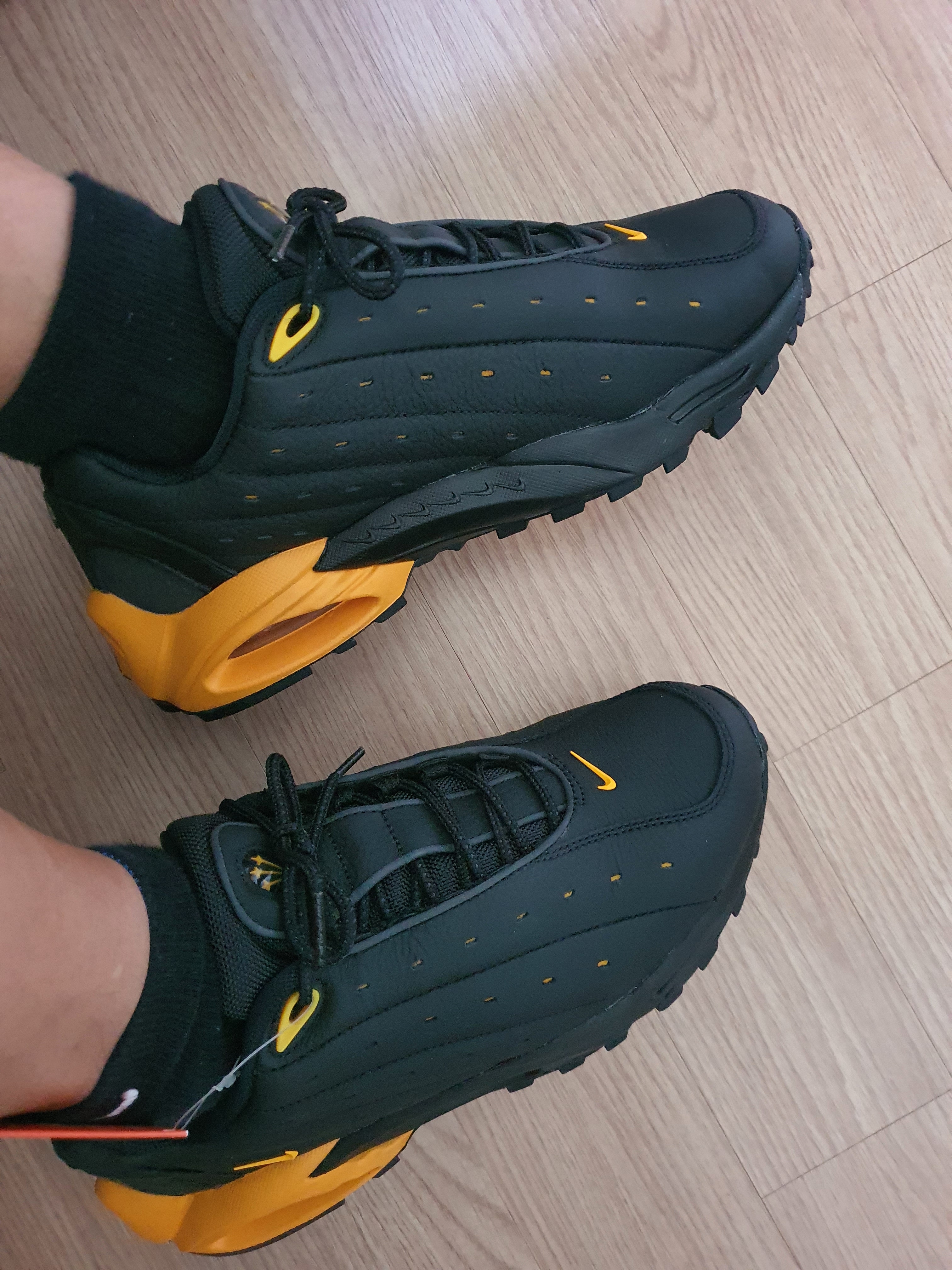 Nike x Drake Nocta Hot Step Air Terra Black and Yellow 착용 스타일 - 4
