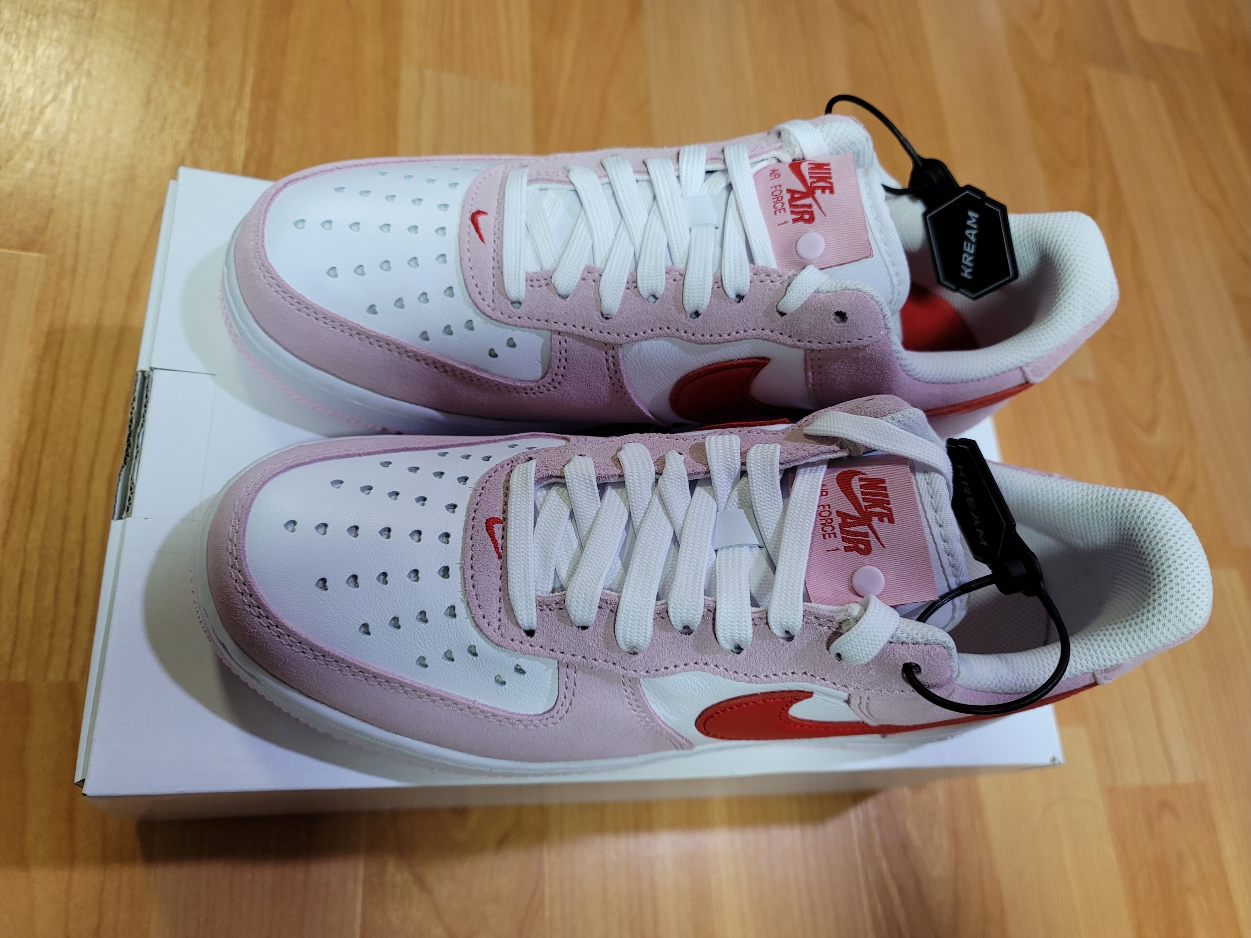 Nike Air Force 1 '07 QS Valentine's Day 착용 스타일 - 1