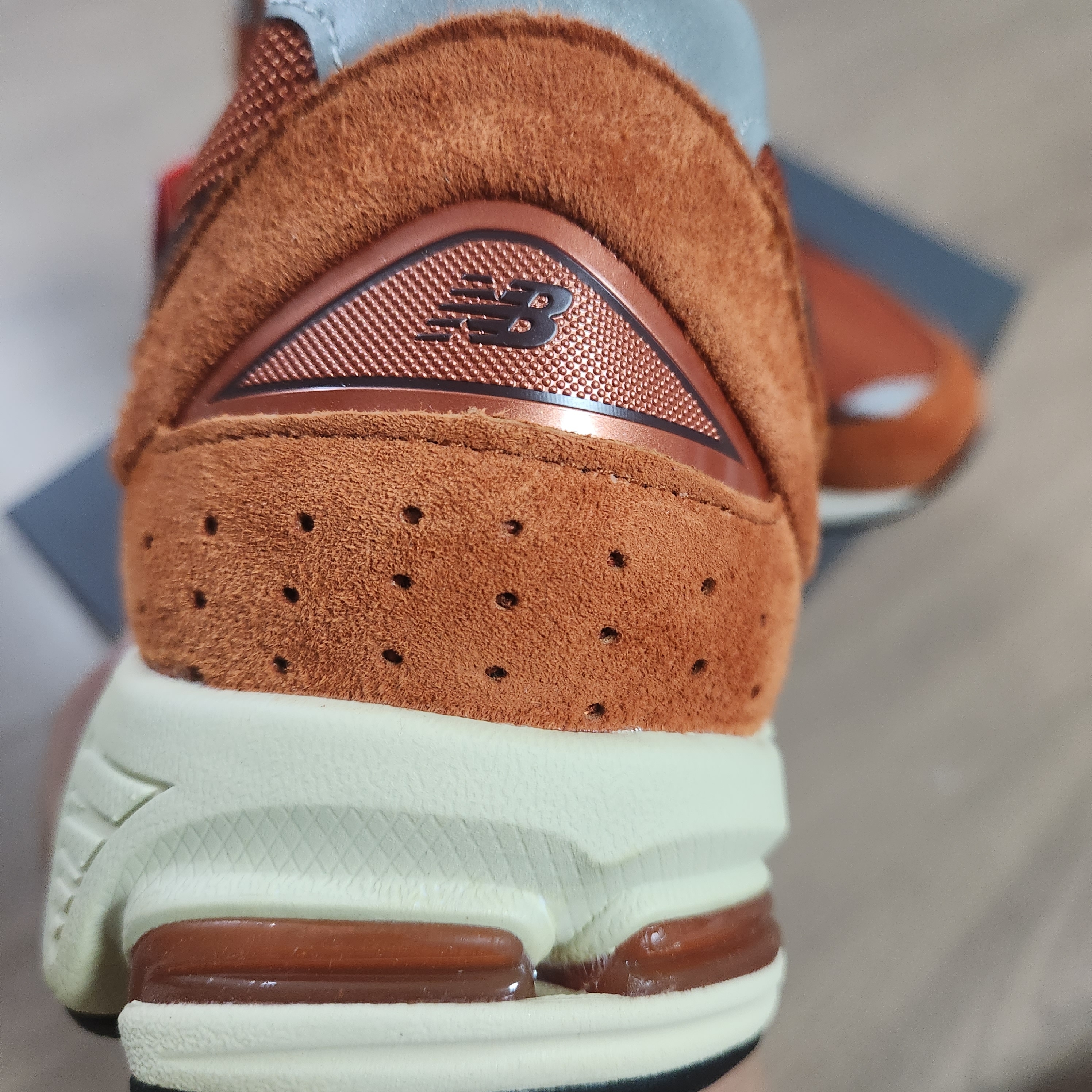 New Balance 2002R Rust Oxide 착용 스타일 - 3
