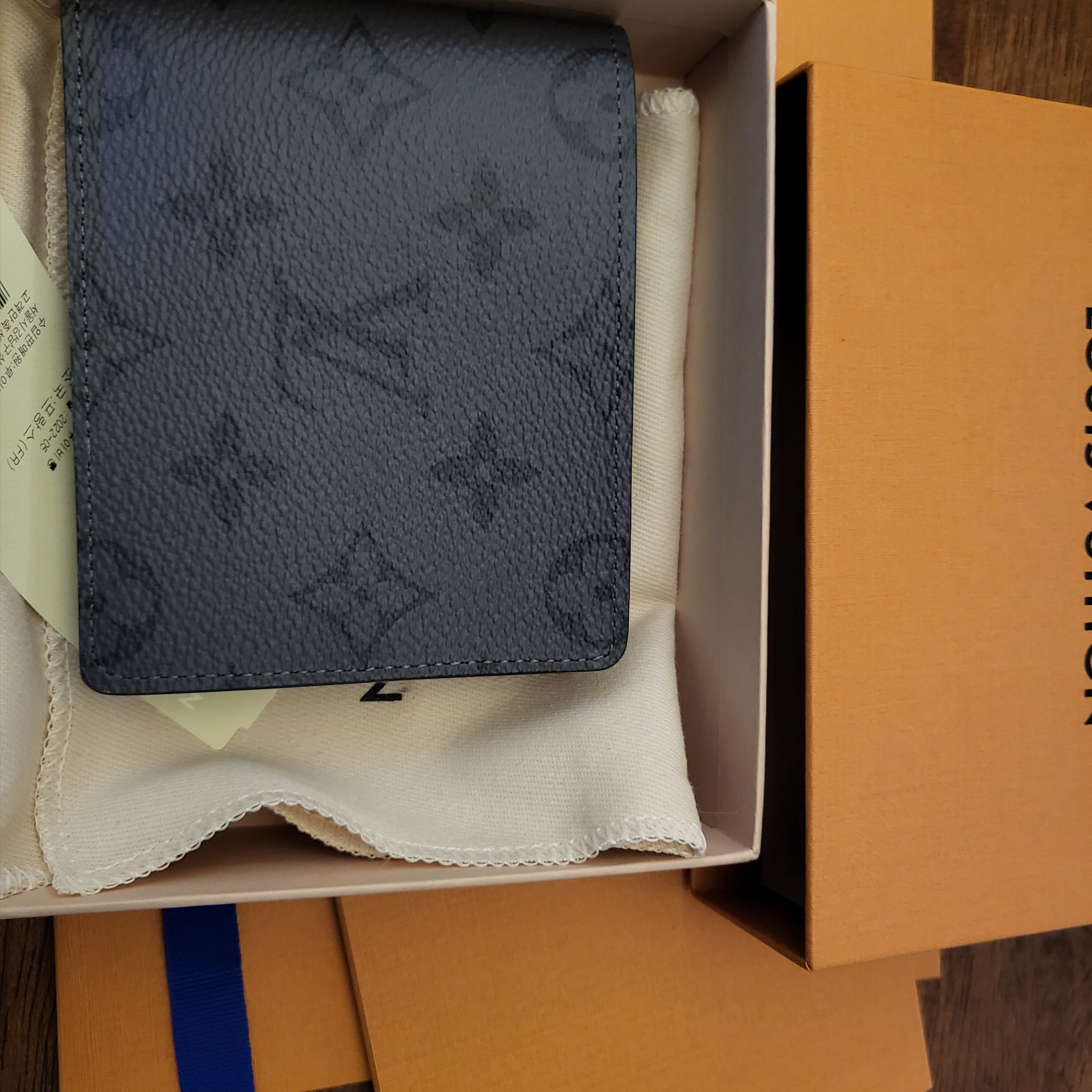 Louis Vuitton Slender Wallet Monogram Eclipse 착용 스타일