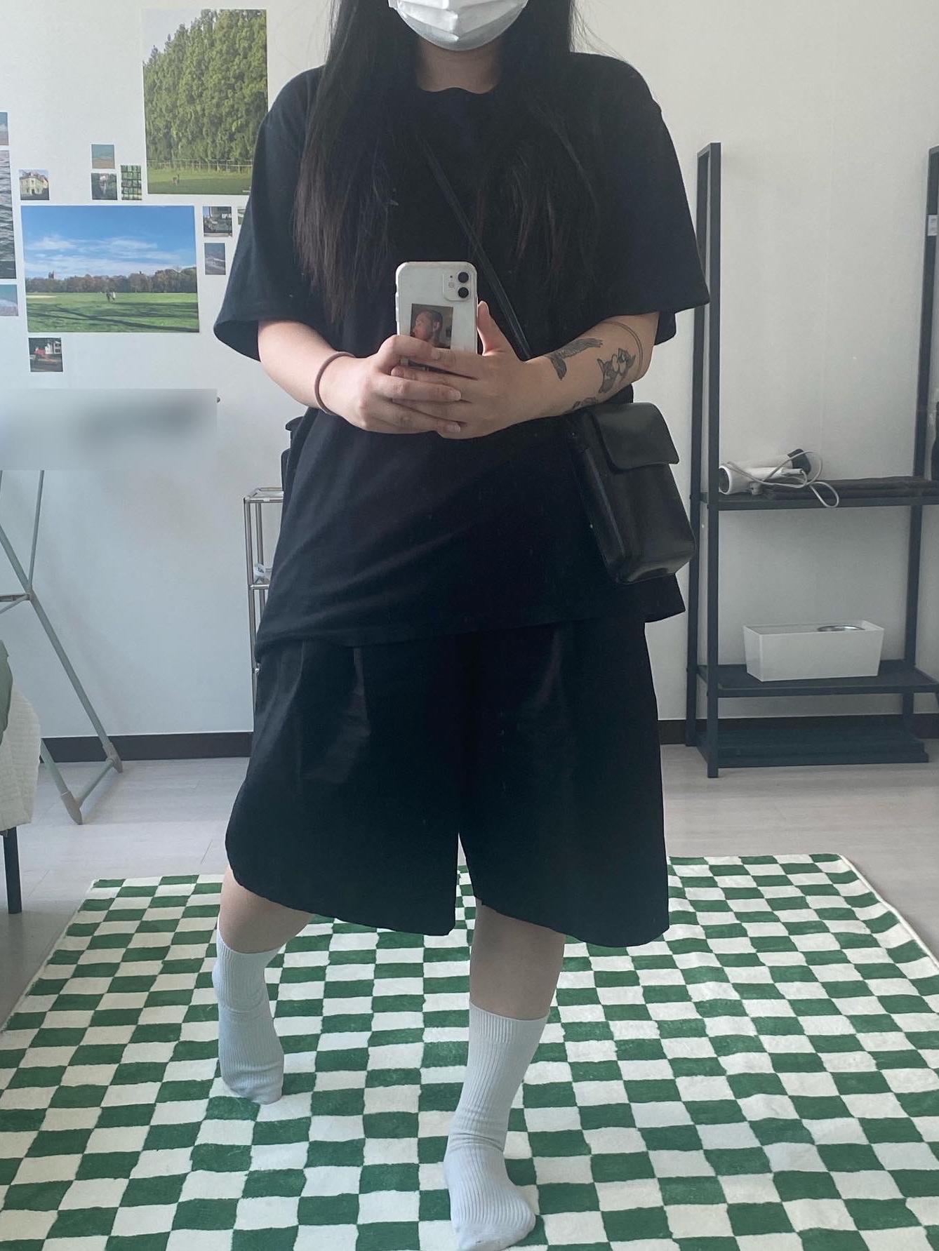 Stussy Basic Stussy Pigment Dyed T-Shirt Black 2022, Jordan 1 Mid Light Smoke Grey Anthracite 착용 스타일 - 2
