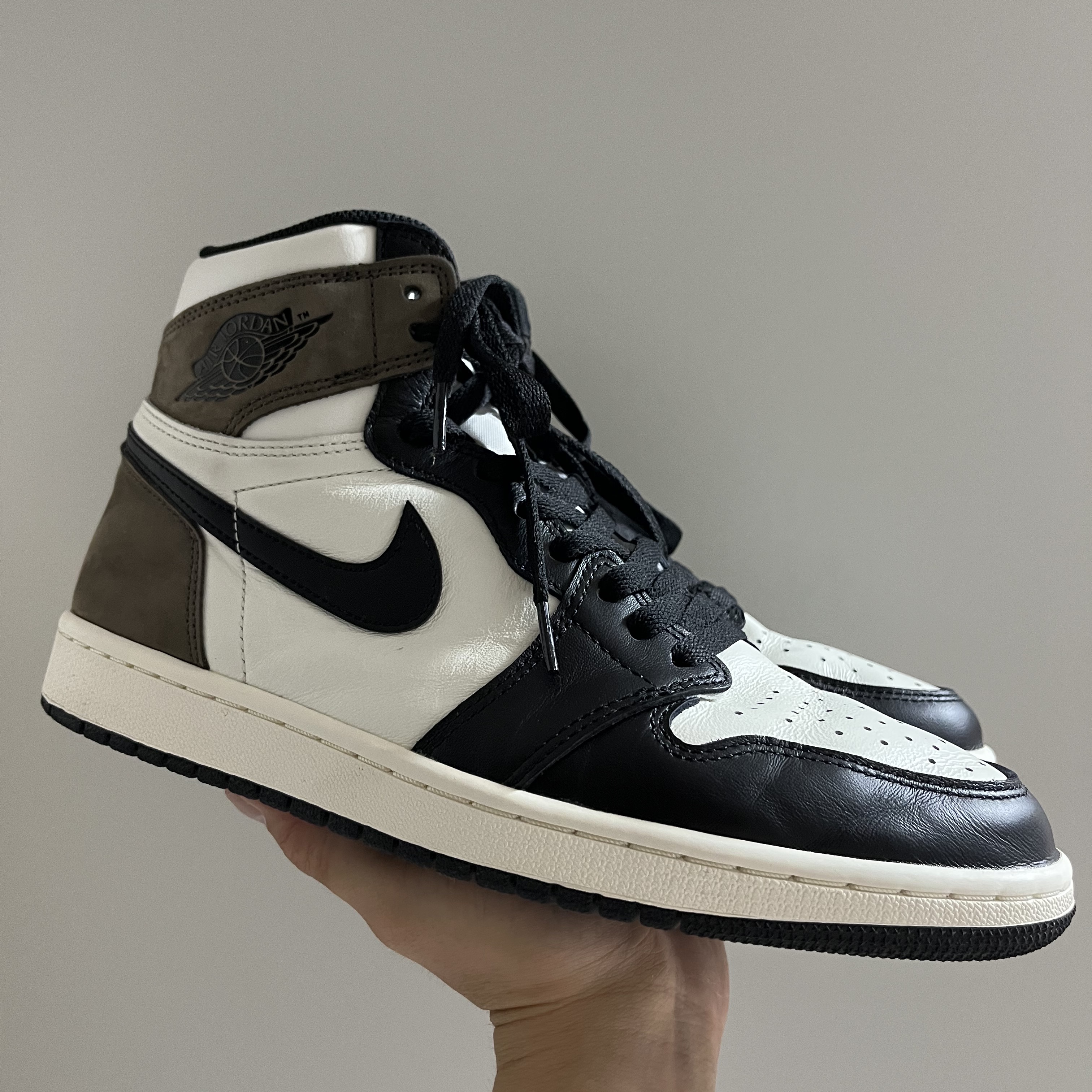 Jordan 1 Retro High OG Black Mocha 착용 스타일 - 2