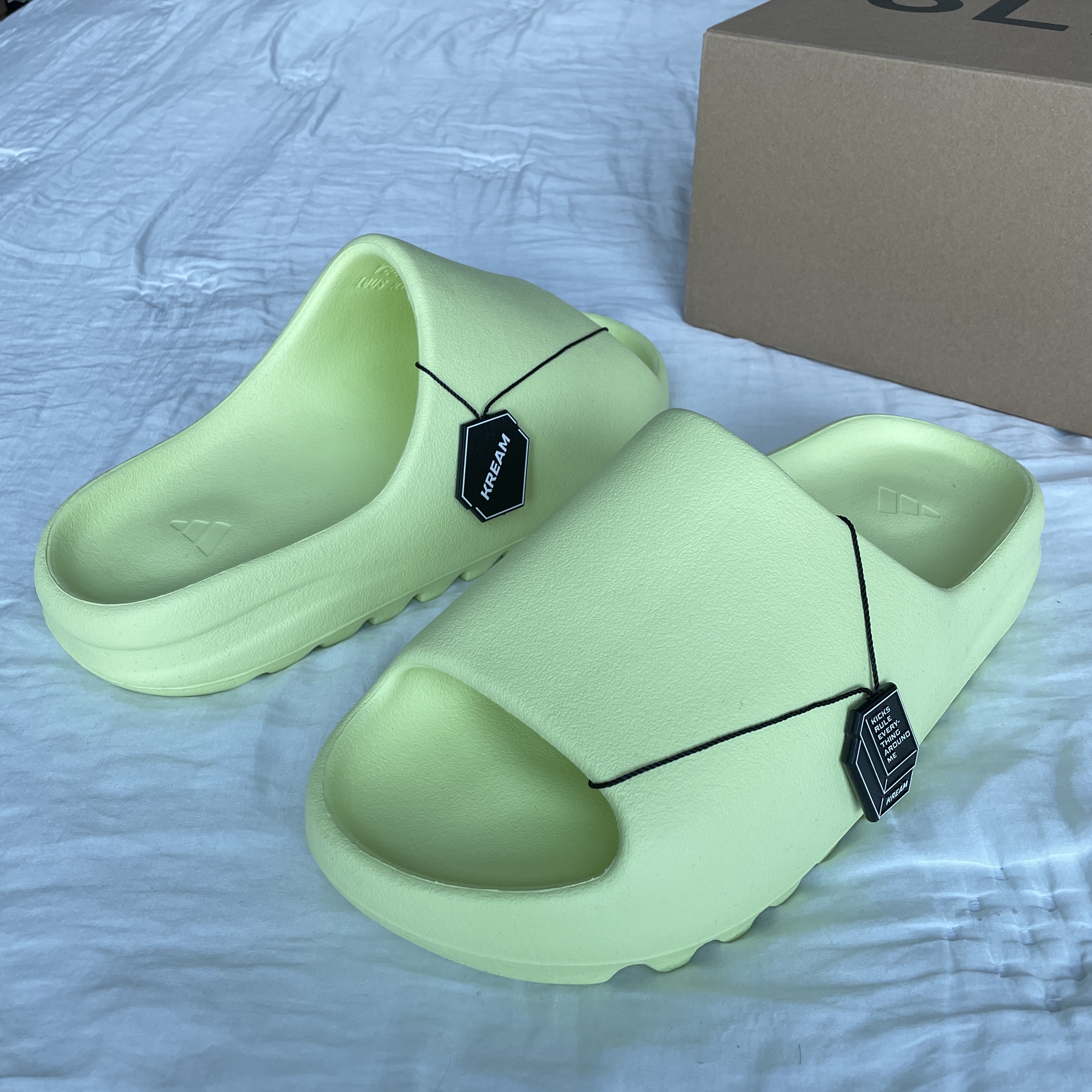 Adidas Yeezy Slide Glow Green 2022/2023 착용 스타일
