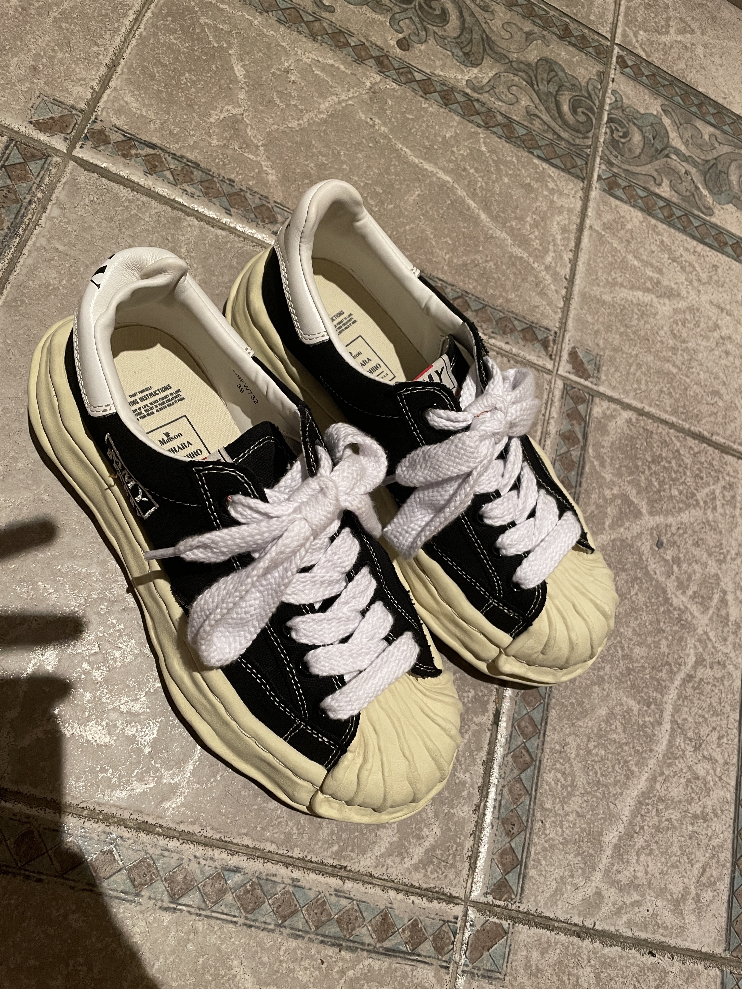 Maison Mihara Yasuhiro Blakey VL OG Sole Canvas Low-top Sneakers Black 착용 스타일 - 4