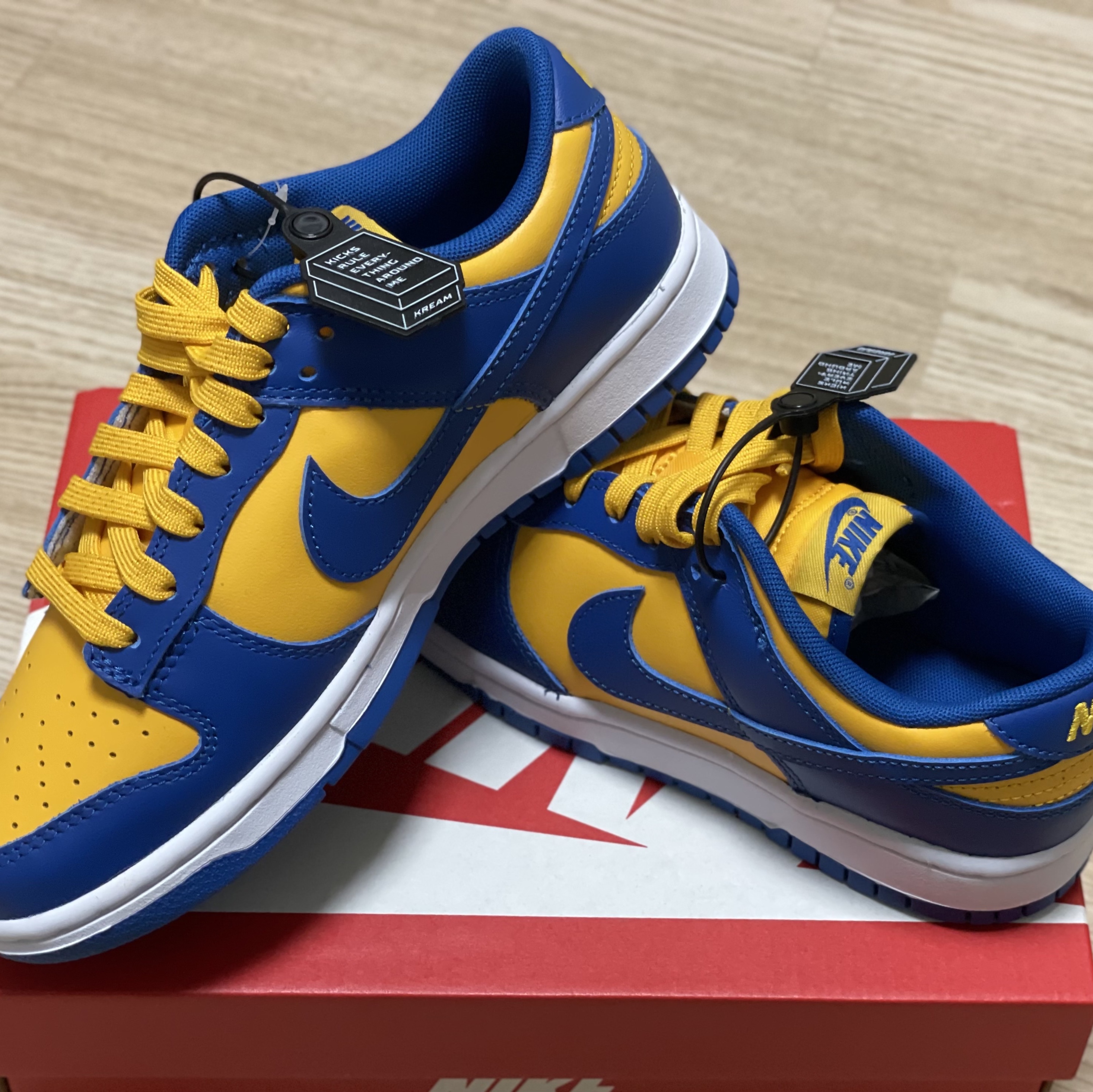 Nike Dunk Low Retro Blue Jay and University Gold 착용 스타일