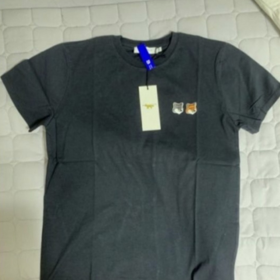 Maison Kitsune Double Fox Head Patch Classic T-Shirt Anthracite 착용 스타일