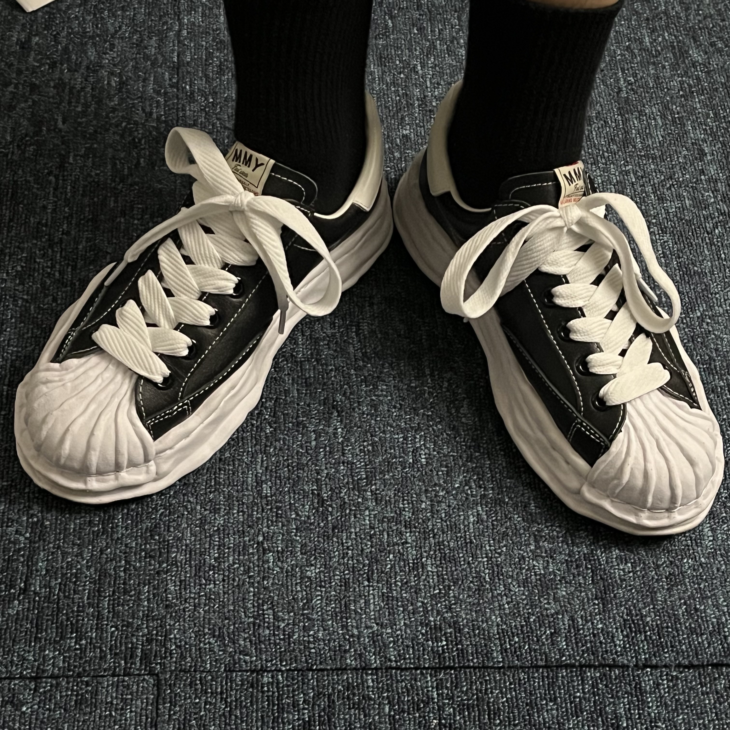 Maison Mihara Yasuhiro Blakey OG STC Sole Paper Like Leather Low-top Sneakers Black, Maison Mihara Yasuhiro Blakey OG Sole Leather Low-top Sneakers Black 착용 스타일